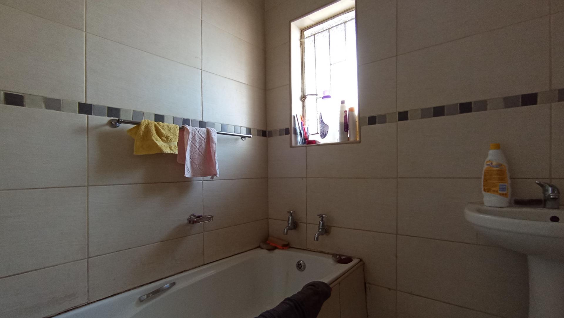 Bathroom 2 - 4 square meters of property in Lindhaven