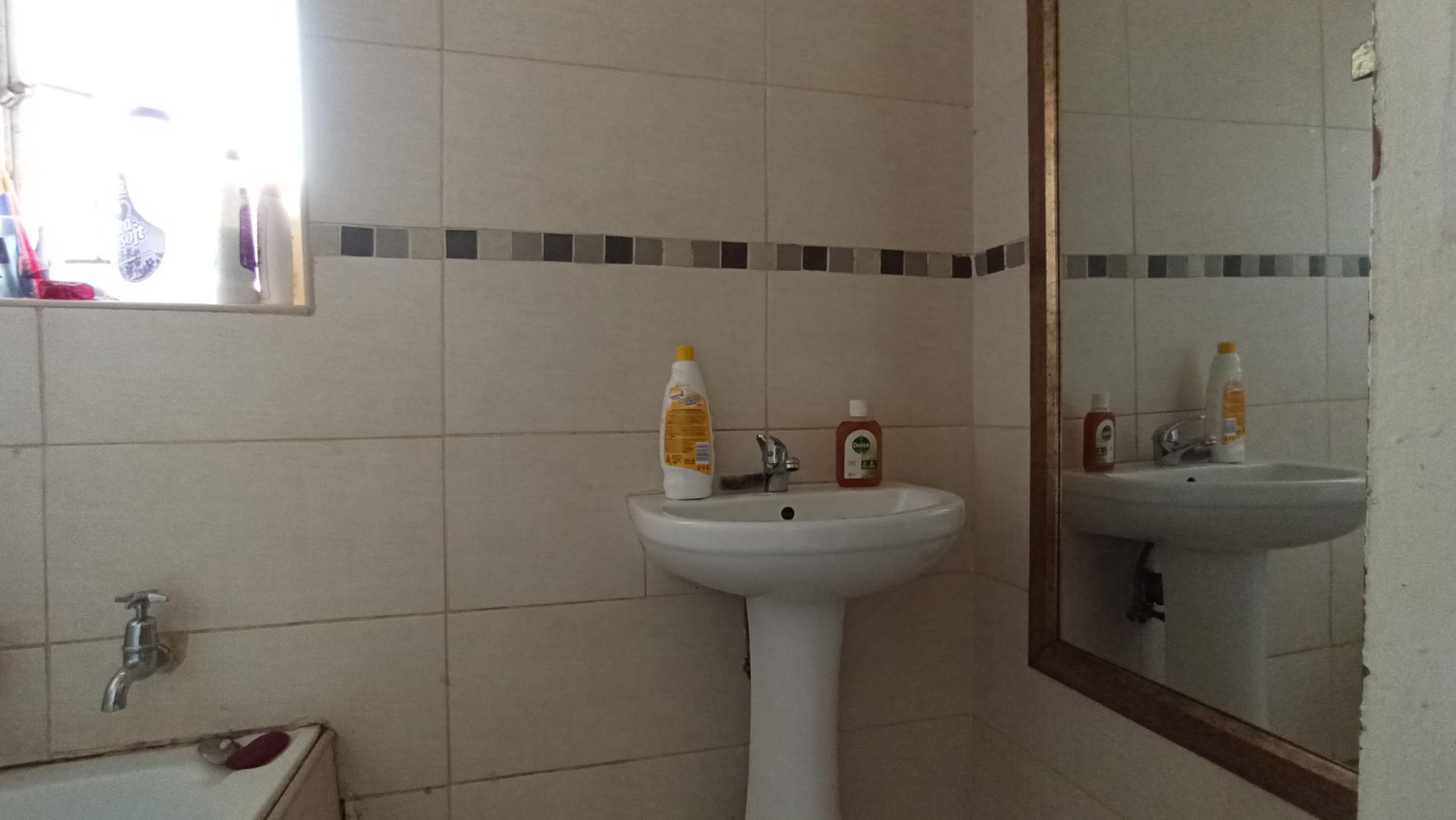 Bathroom 2 - 4 square meters of property in Lindhaven