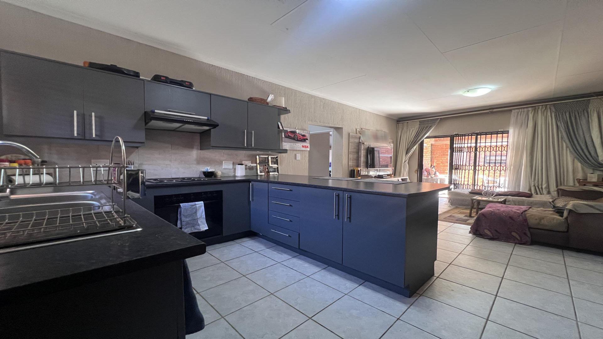 Kitchen of property in Wilgeheuwel 