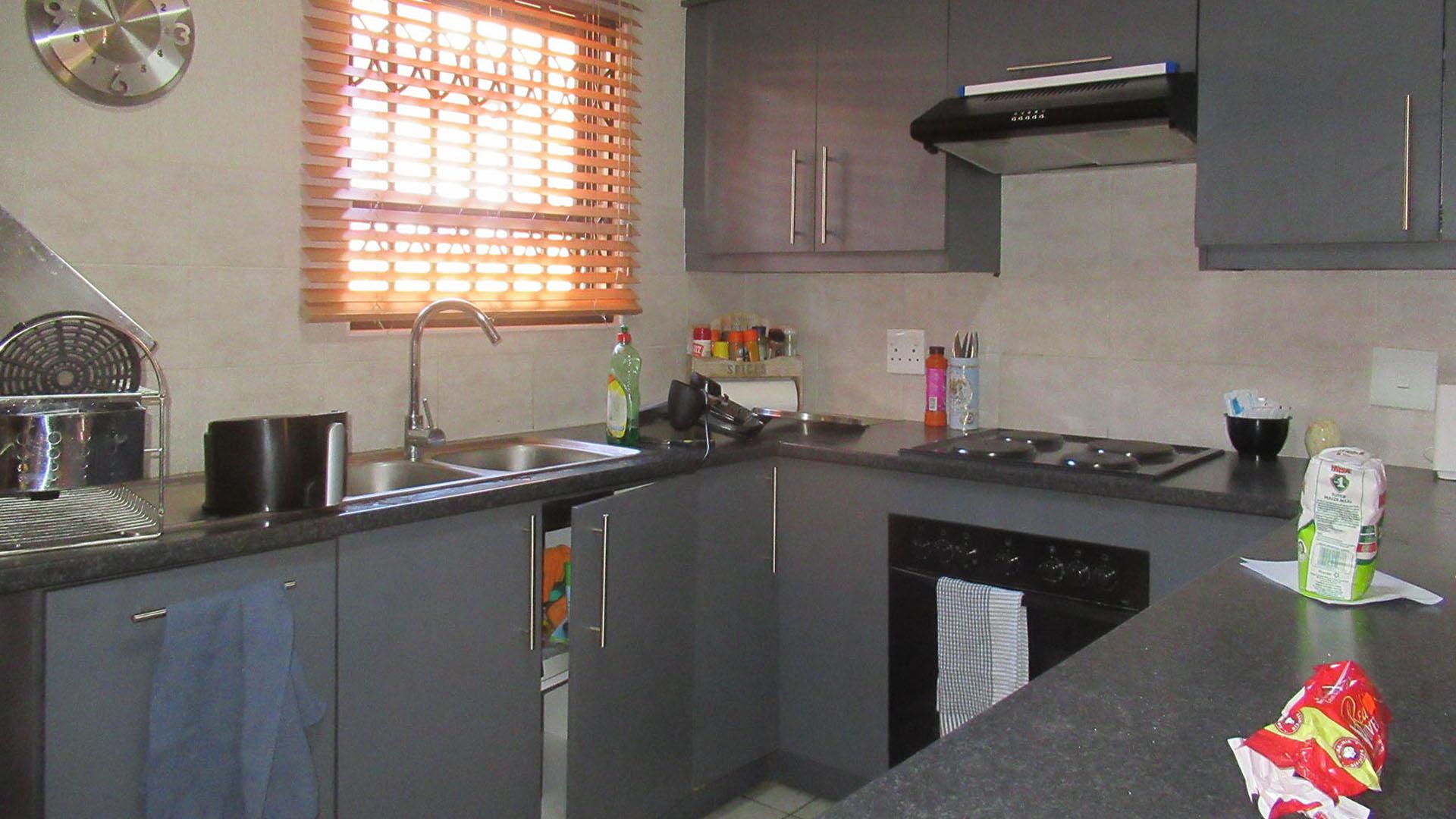 Kitchen - 13 square meters of property in Wilgeheuwel 