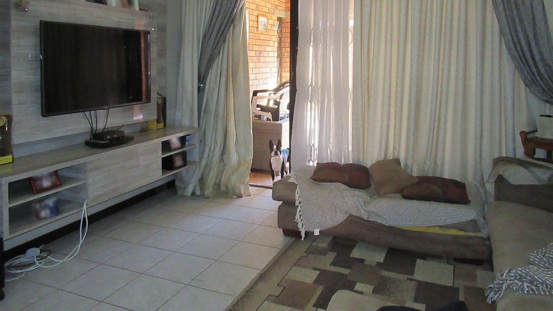 Lounges - 15 square meters of property in Wilgeheuwel 