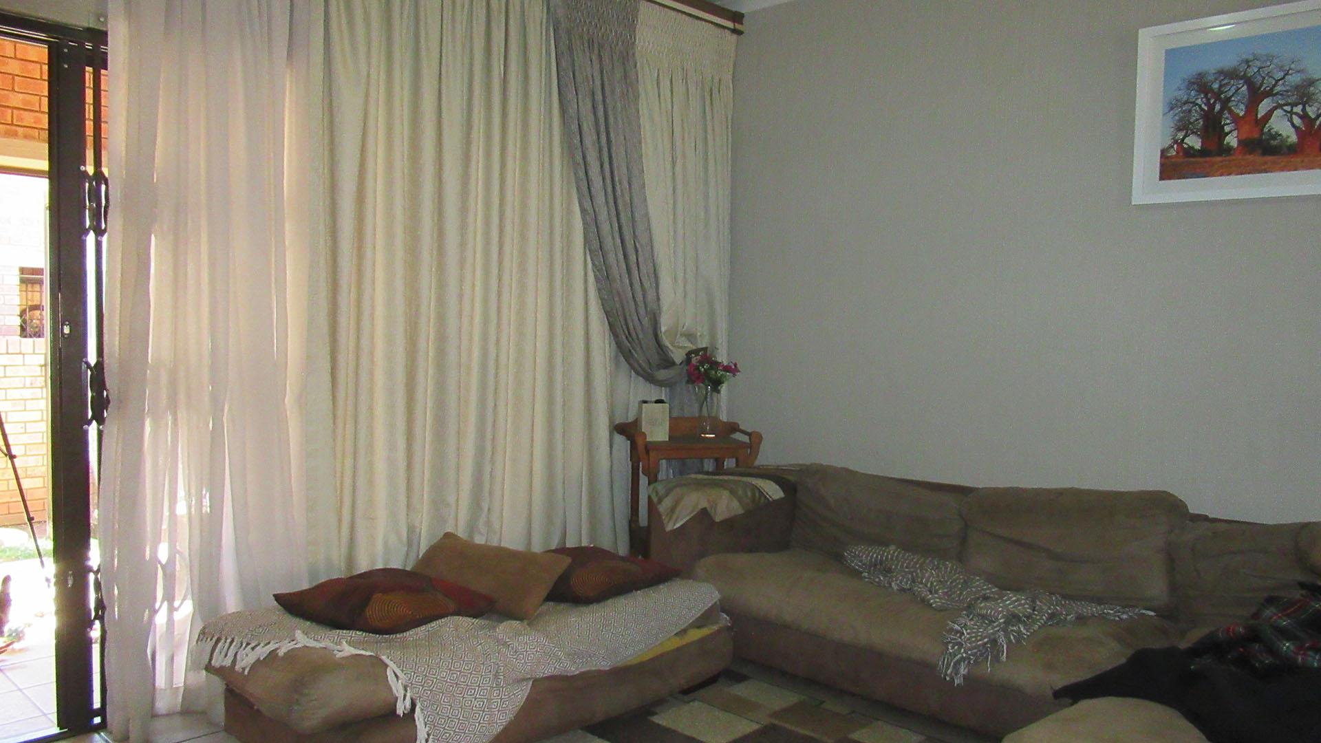 Lounges - 15 square meters of property in Wilgeheuwel 