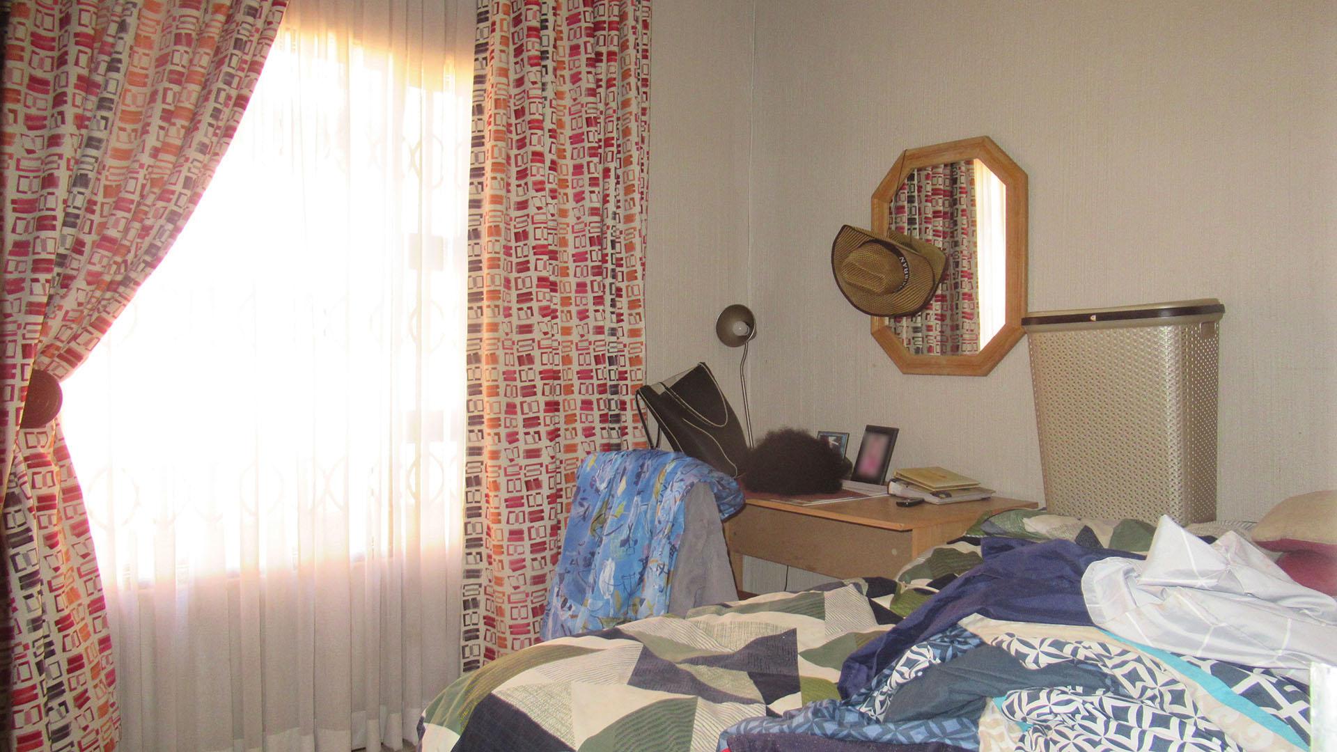 Bed Room 1 - 8 square meters of property in Wilgeheuwel 