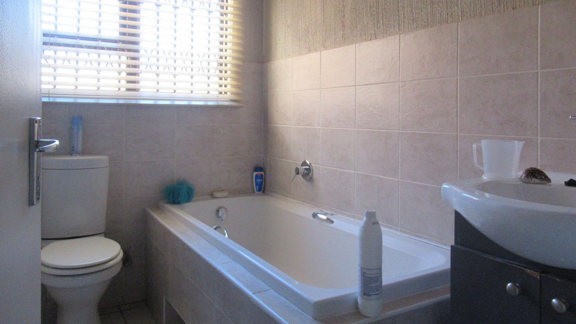 Bathroom 1 - 4 square meters of property in Wilgeheuwel 