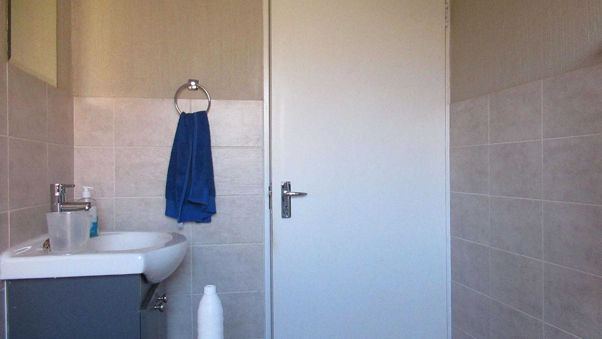 Bathroom 1 - 4 square meters of property in Wilgeheuwel 