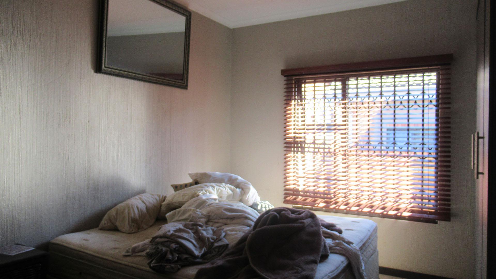 Main Bedroom - 14 square meters of property in Wilgeheuwel 