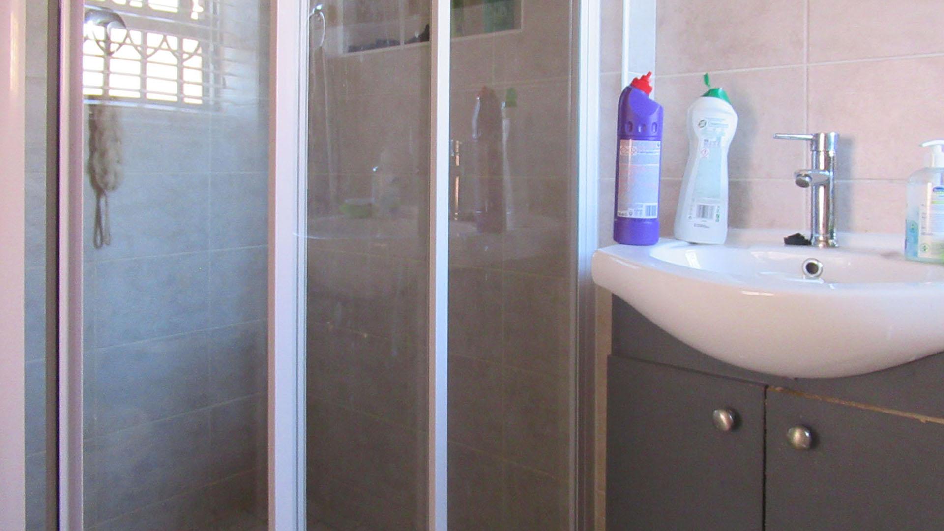 Main Bathroom - 3 square meters of property in Wilgeheuwel 