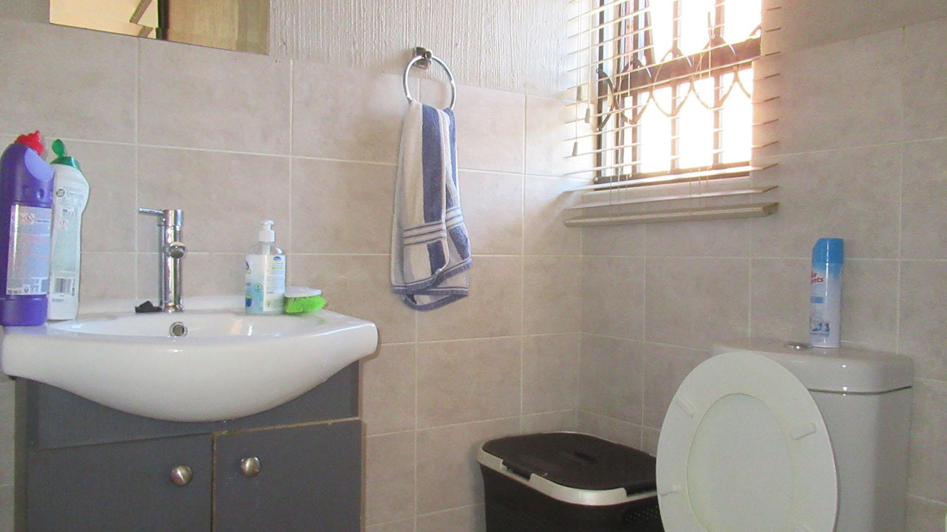 Main Bathroom - 3 square meters of property in Wilgeheuwel 