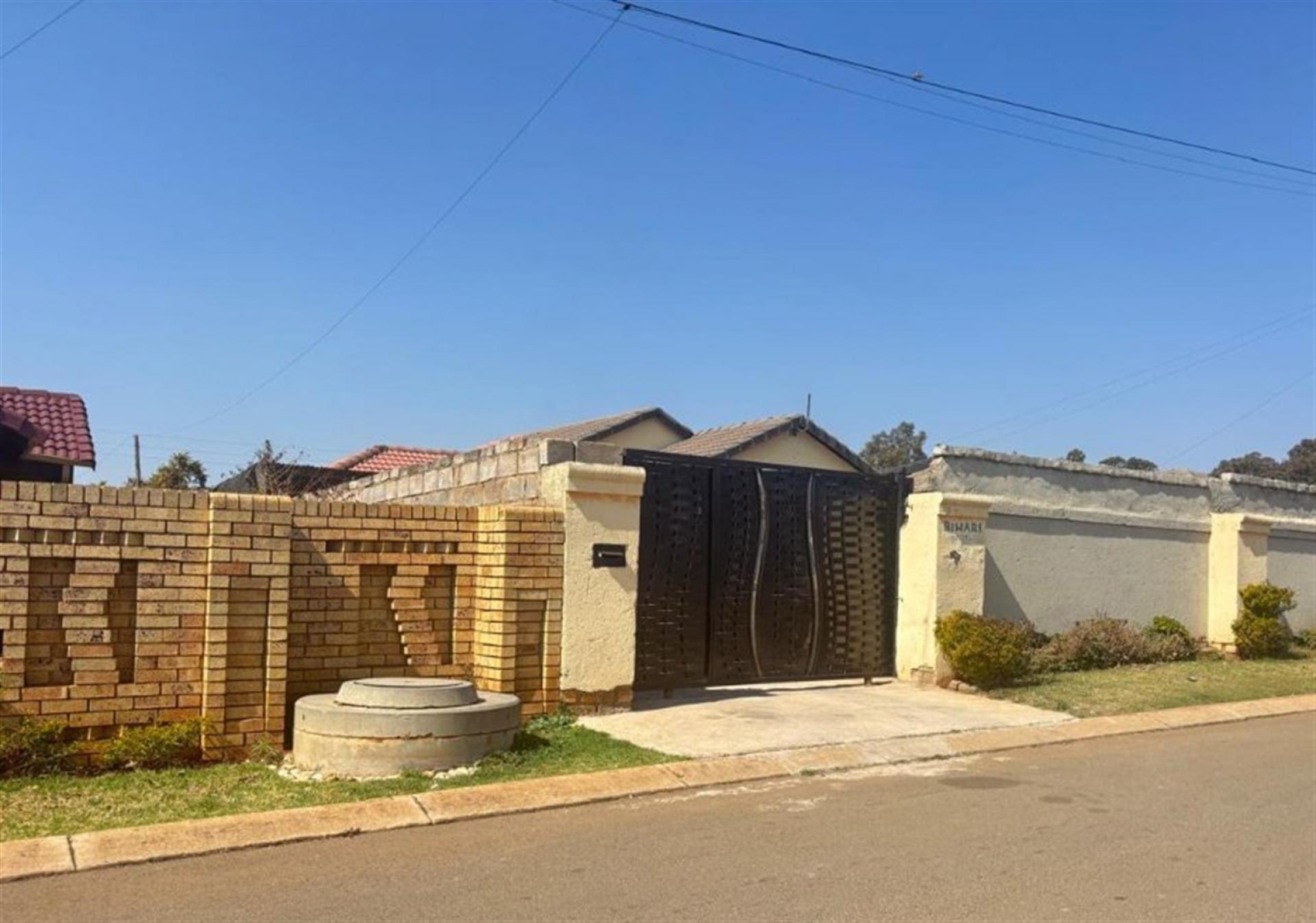 Front View of property in Protea Glen