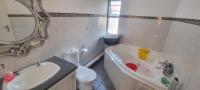 Bathroom 2 of property in Beacon Bay