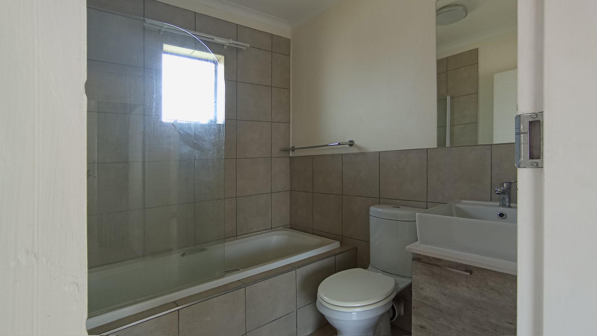Bathroom 1 - 5 square meters of property in Sagewood