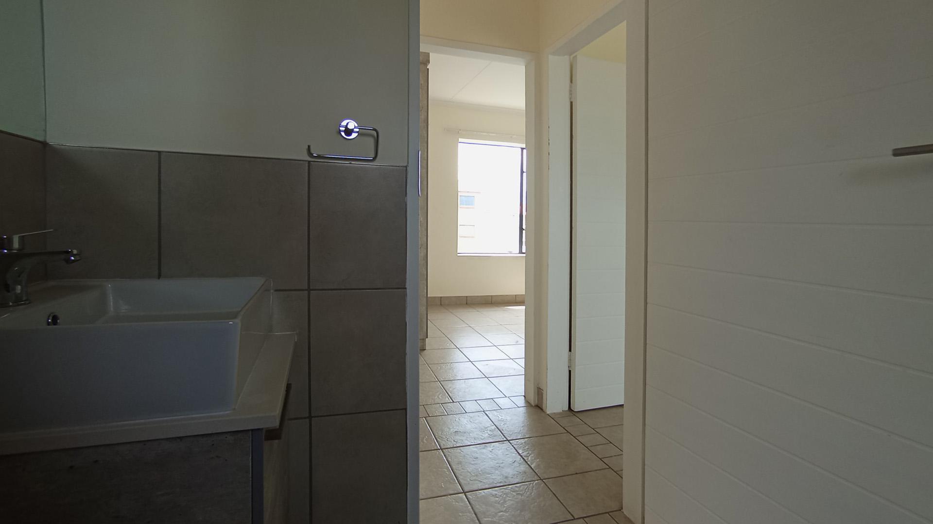 Bathroom 1 - 5 square meters of property in Sagewood