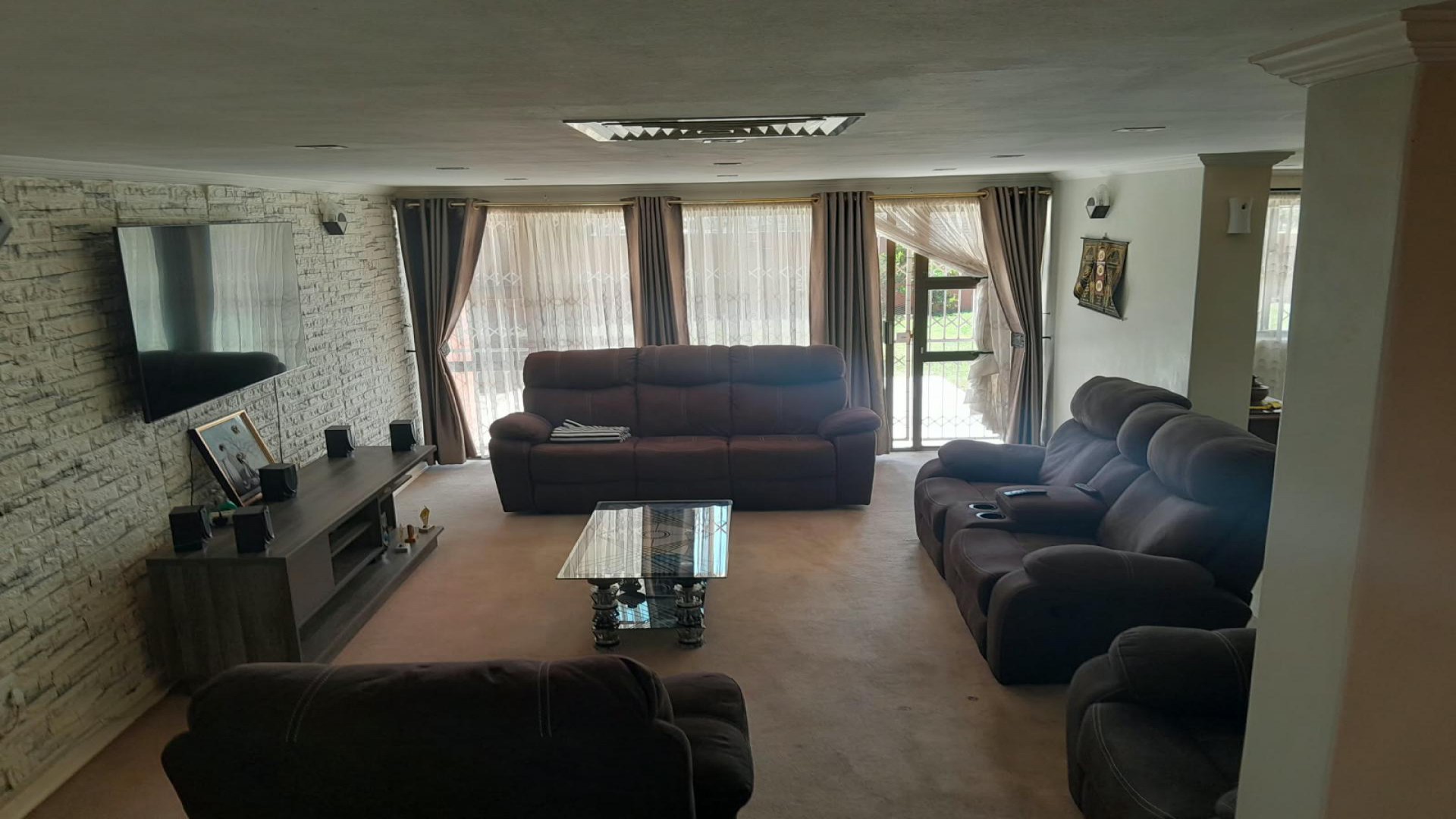 Lounges of property in Effingham Heights