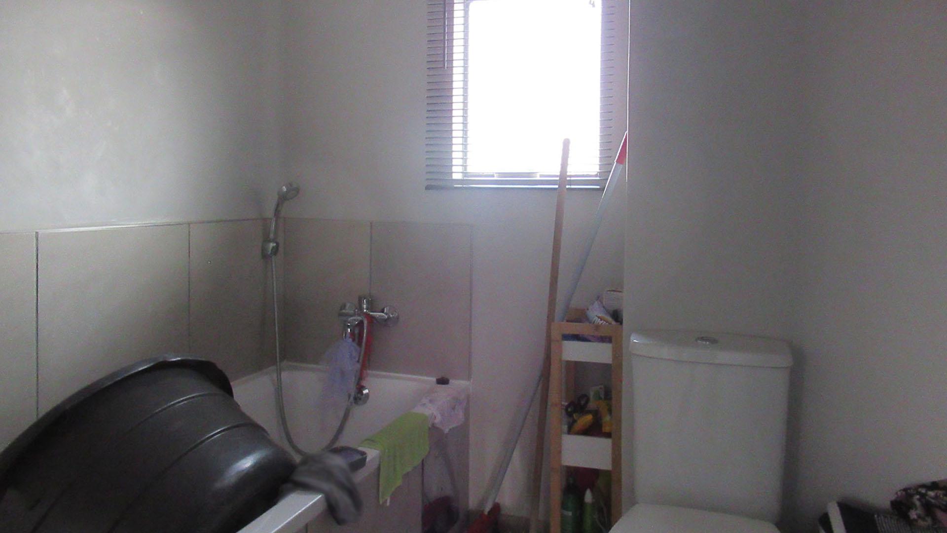 Bathroom 1 - 4 square meters of property in Fleurhof