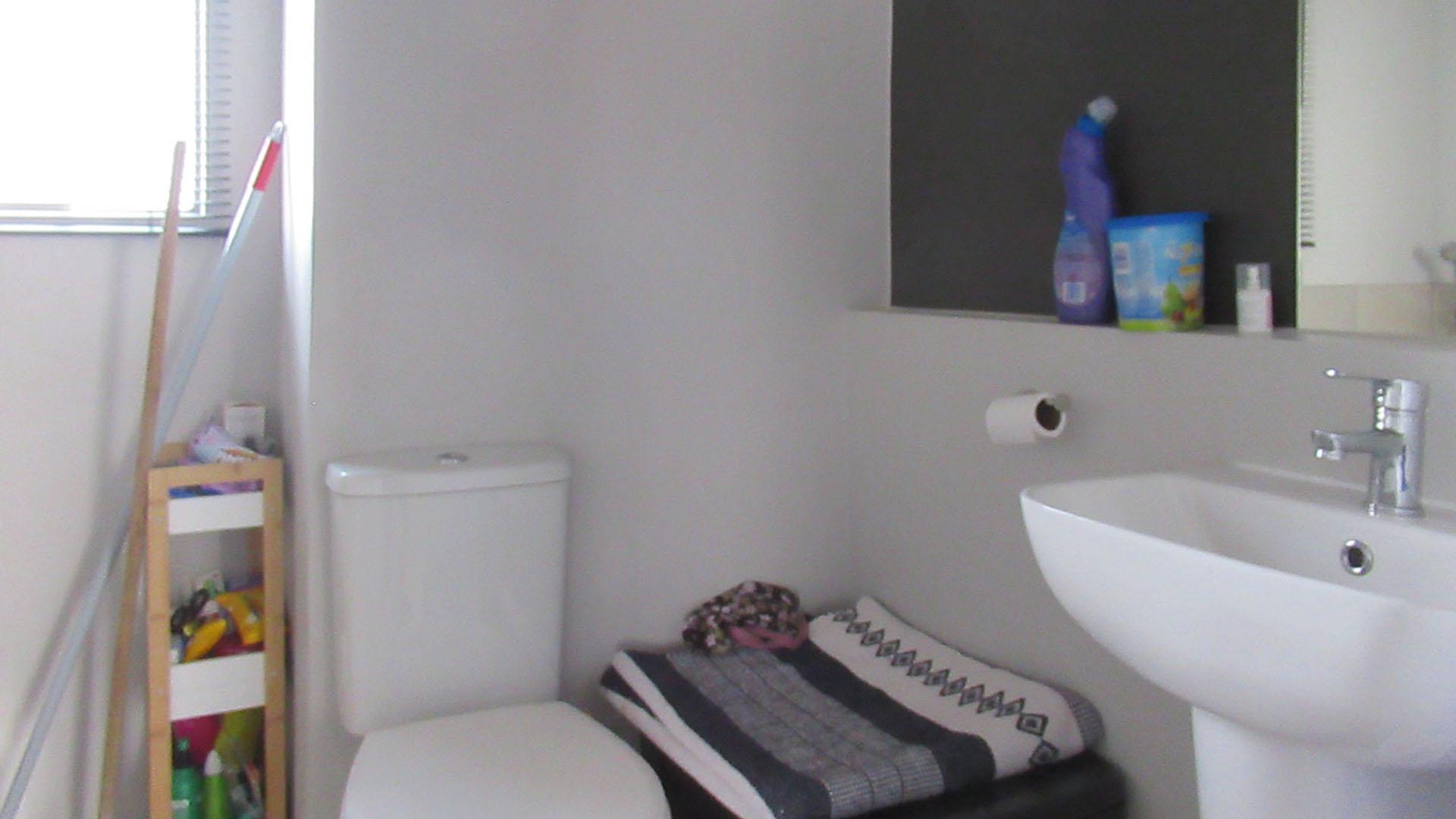 Bathroom 1 - 4 square meters of property in Fleurhof