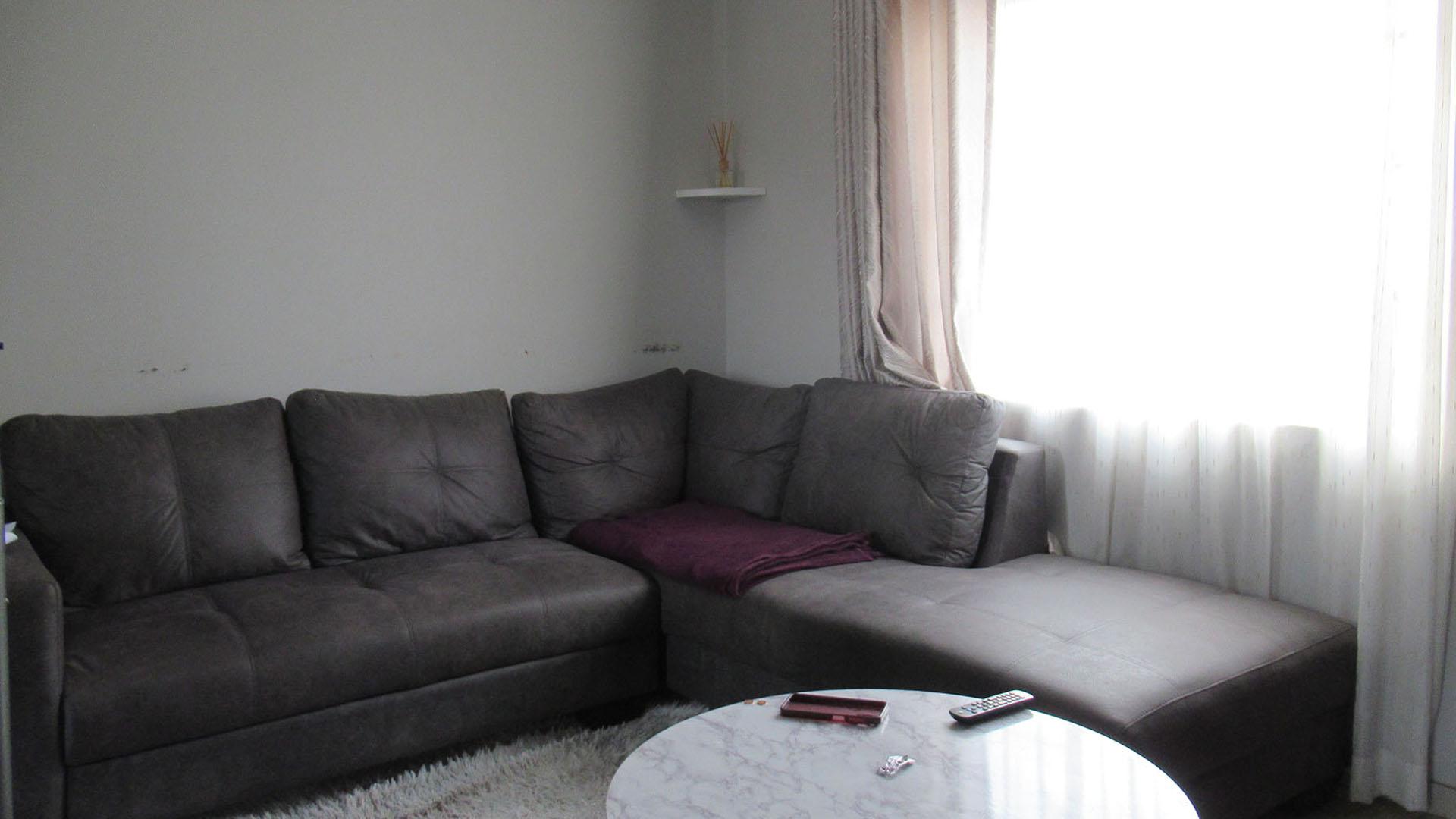 Lounges - 12 square meters of property in Fleurhof