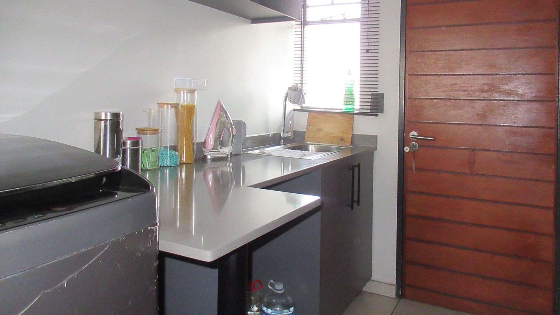 Kitchen - 5 square meters of property in Fleurhof