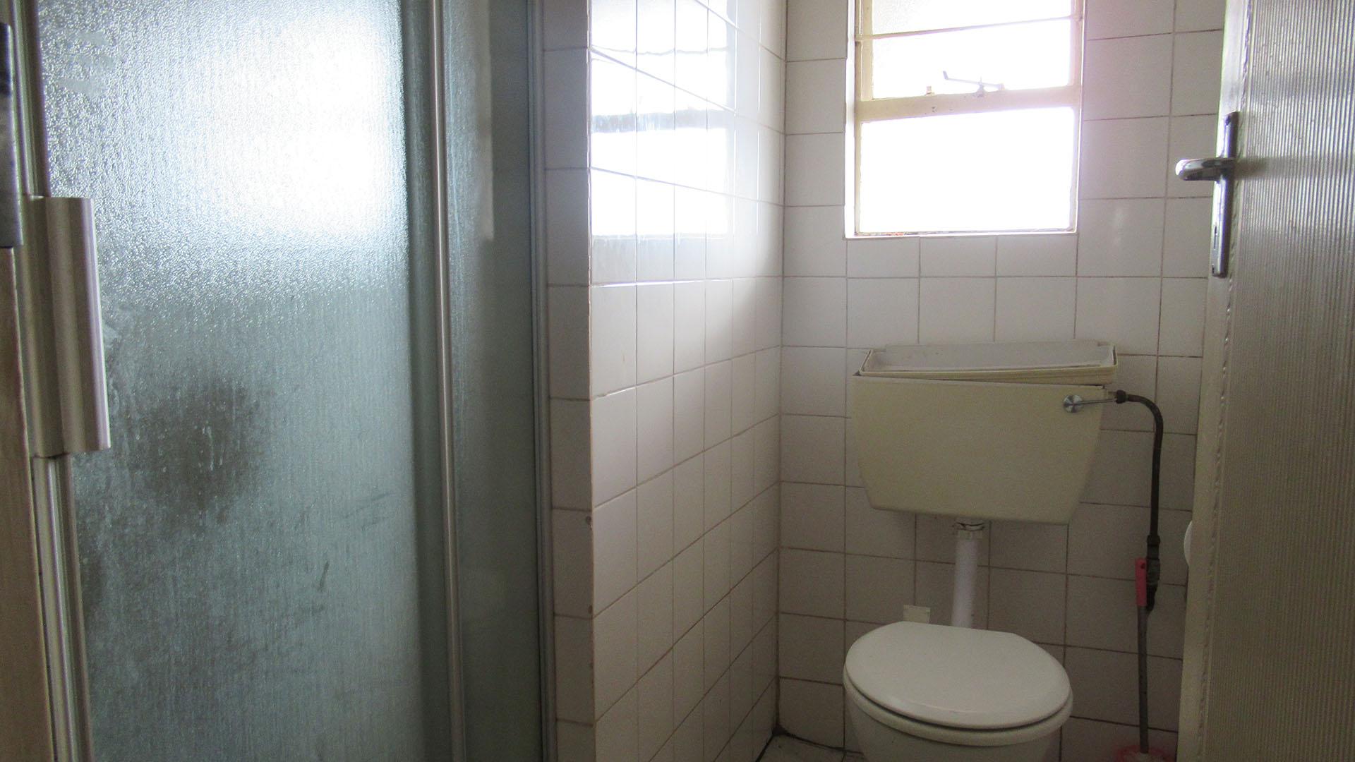 Bathroom 2 - 3 square meters of property in Krugersdorp