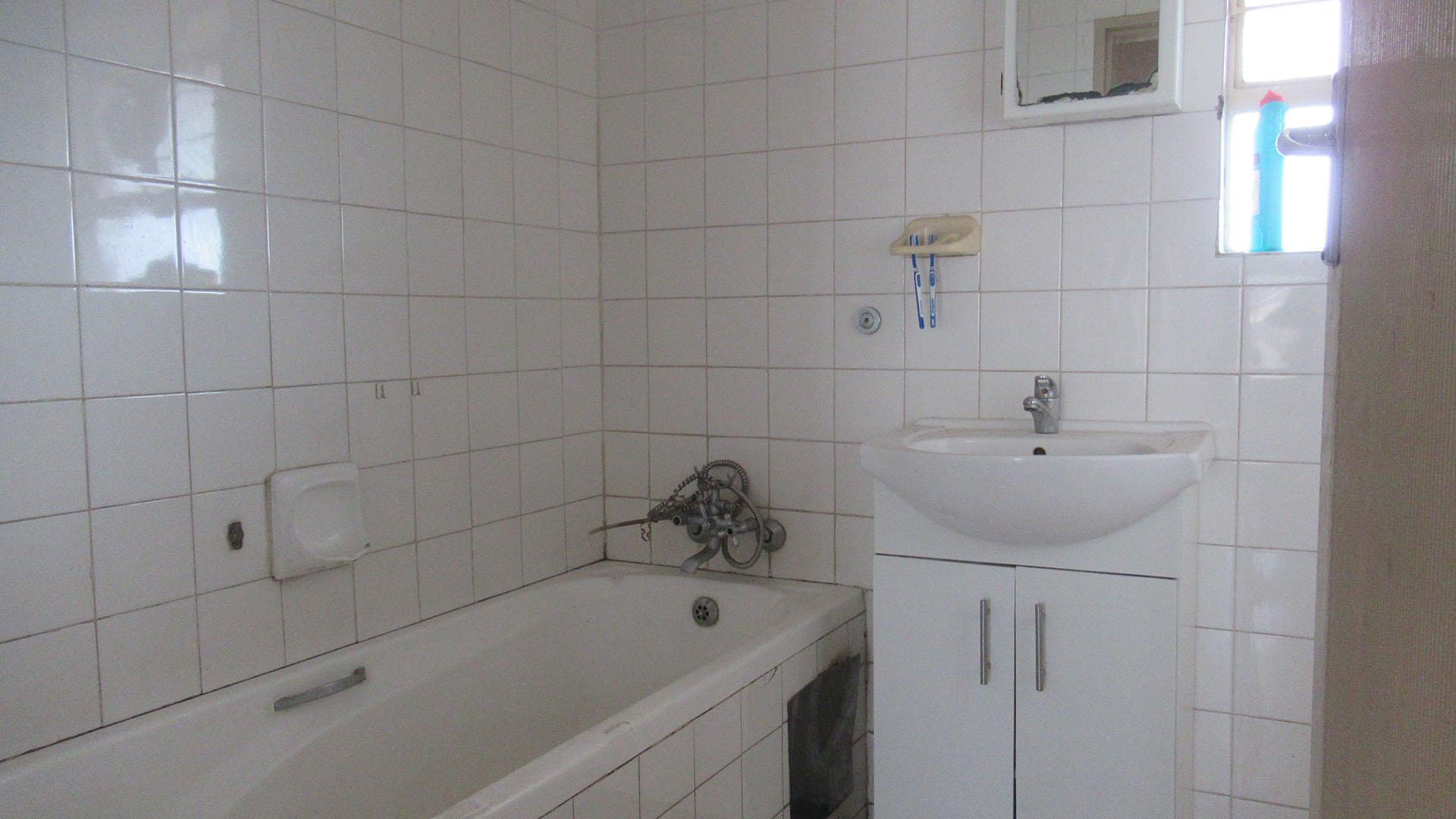Bathroom 1 - 4 square meters of property in Krugersdorp