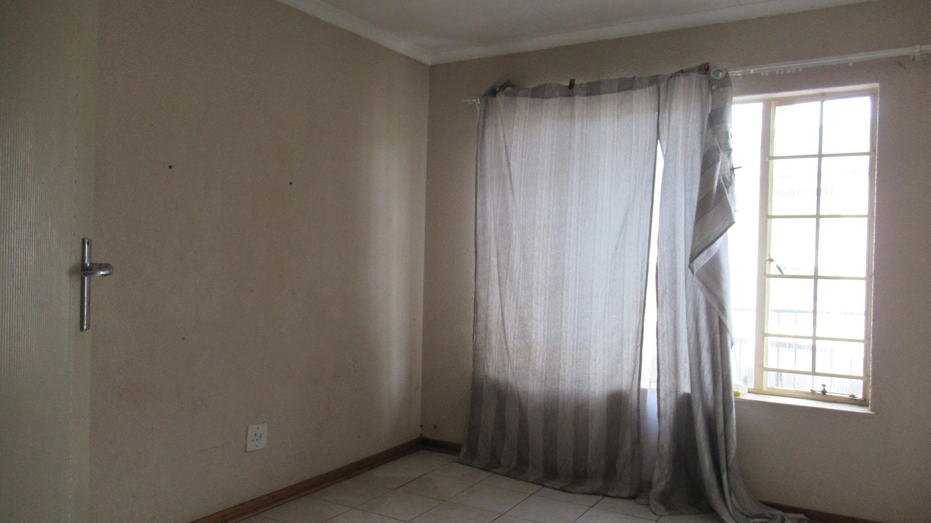 Bed Room 1 - 13 square meters of property in Krugersdorp
