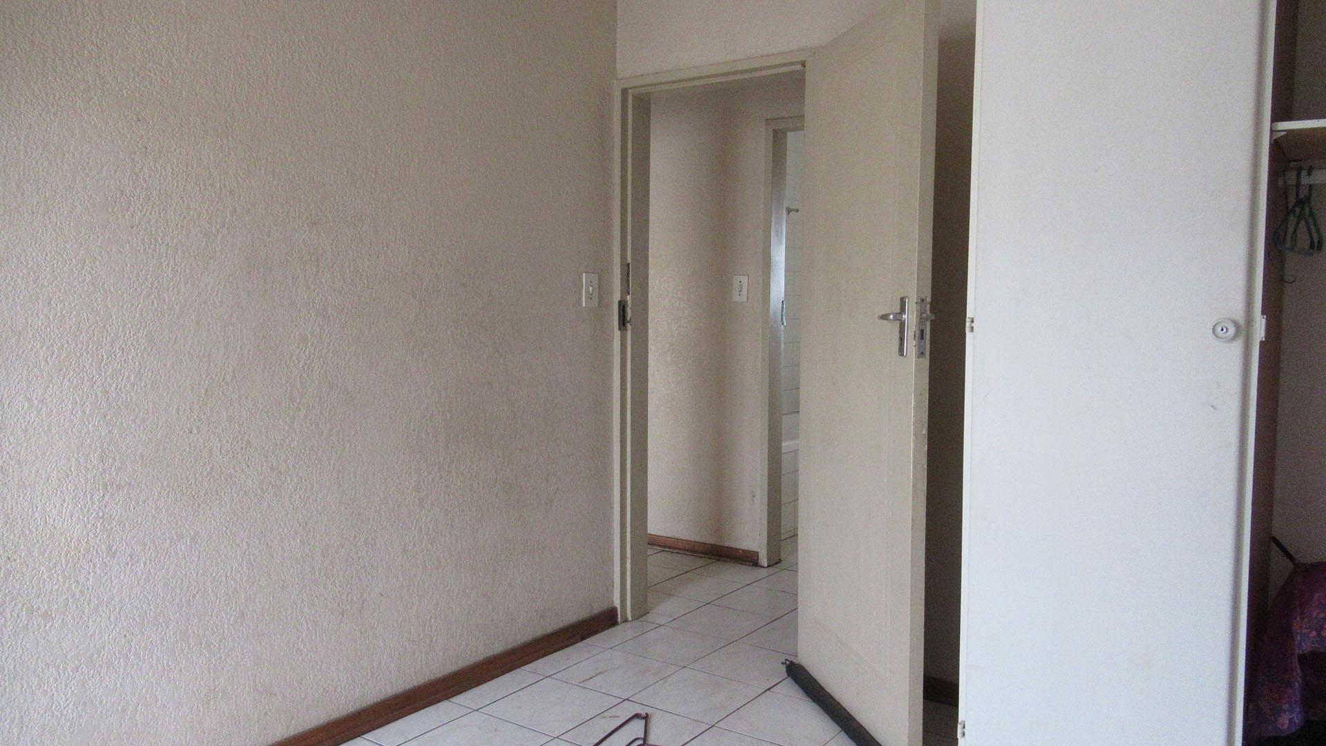 Bed Room 1 - 13 square meters of property in Krugersdorp