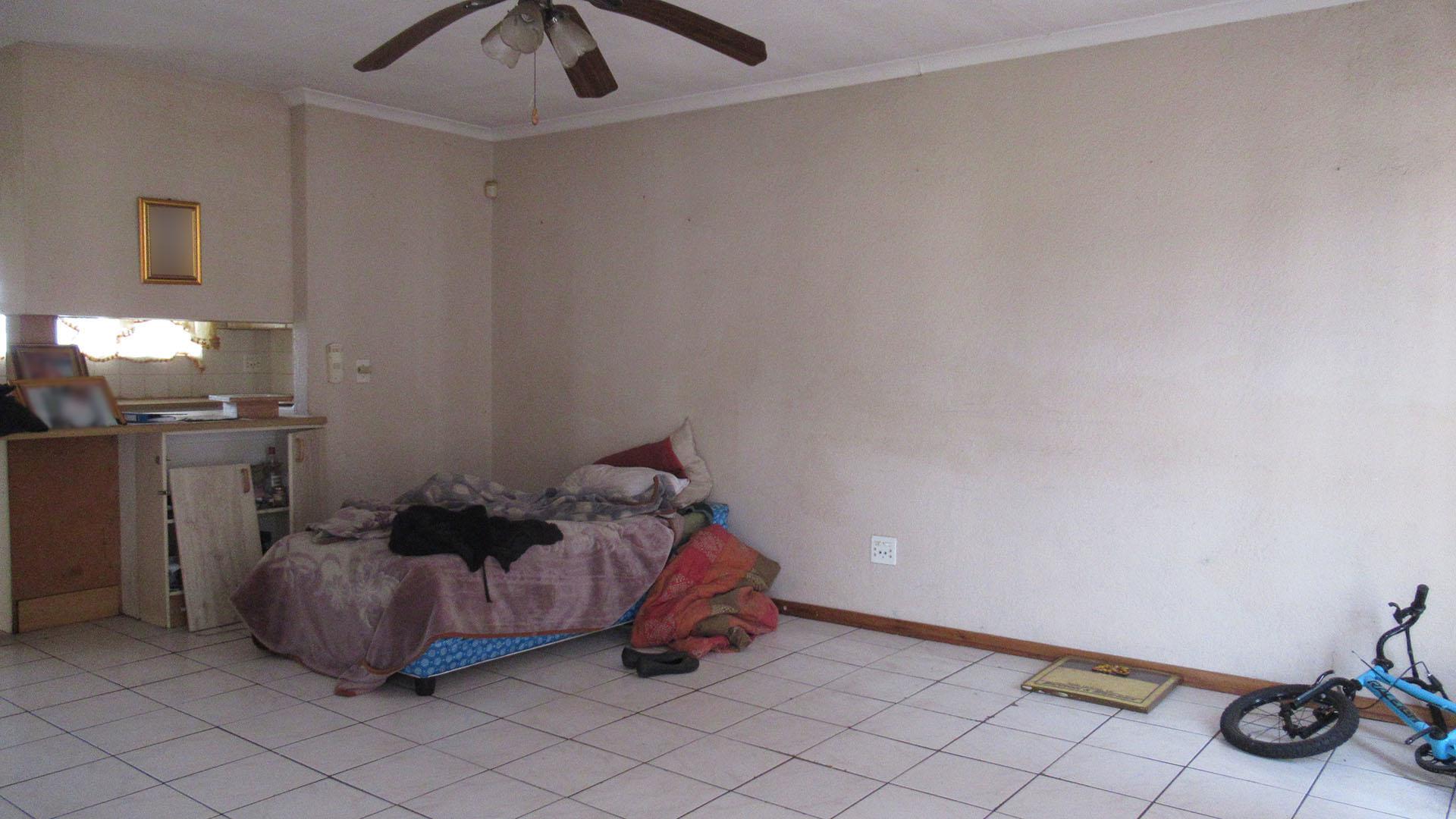 Lounges - 29 square meters of property in Krugersdorp