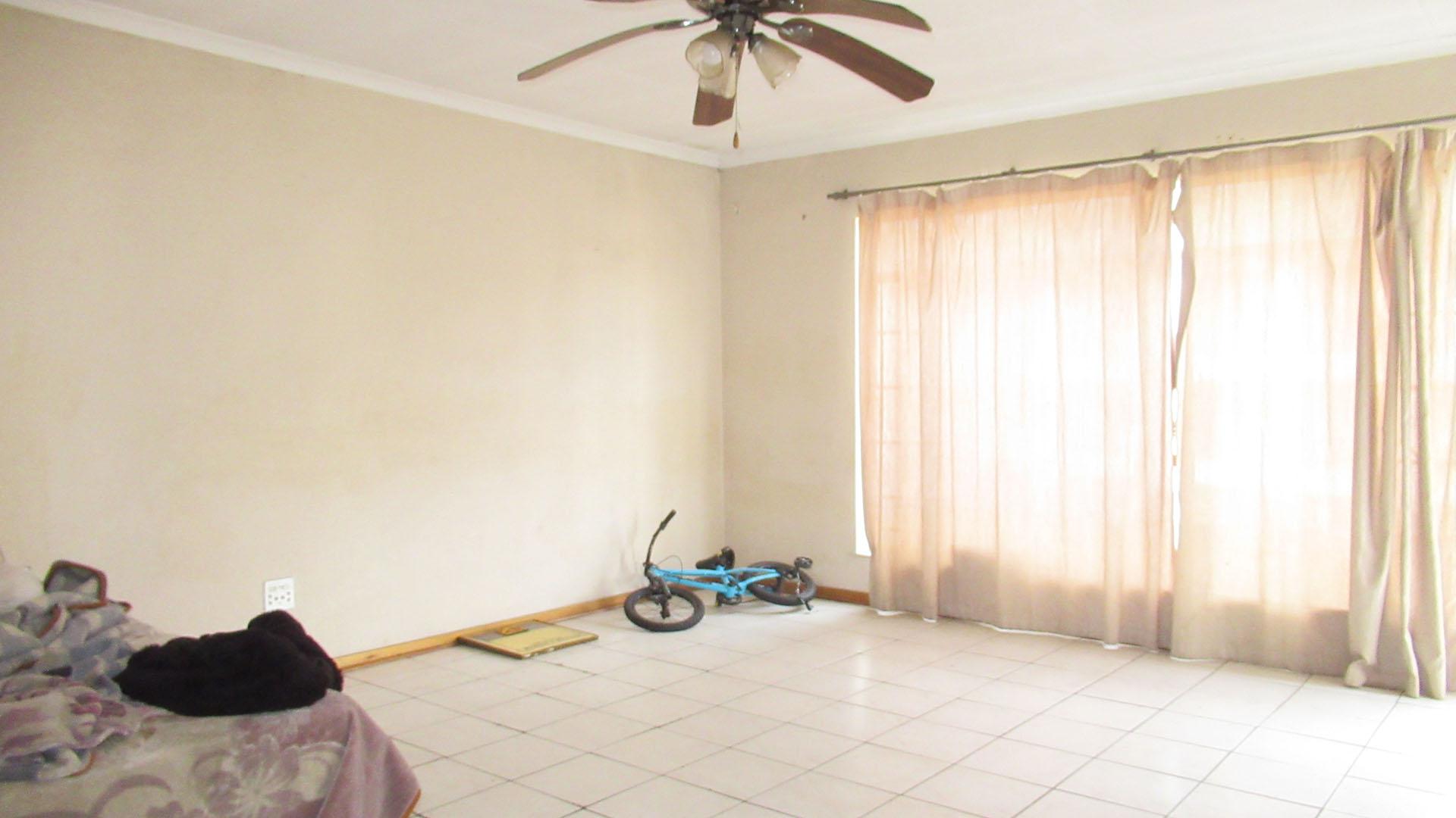 Lounges - 29 square meters of property in Krugersdorp