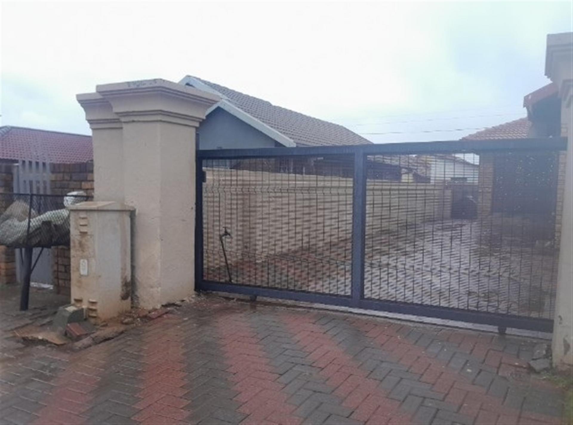 Front View of property in Kwa-Guqa