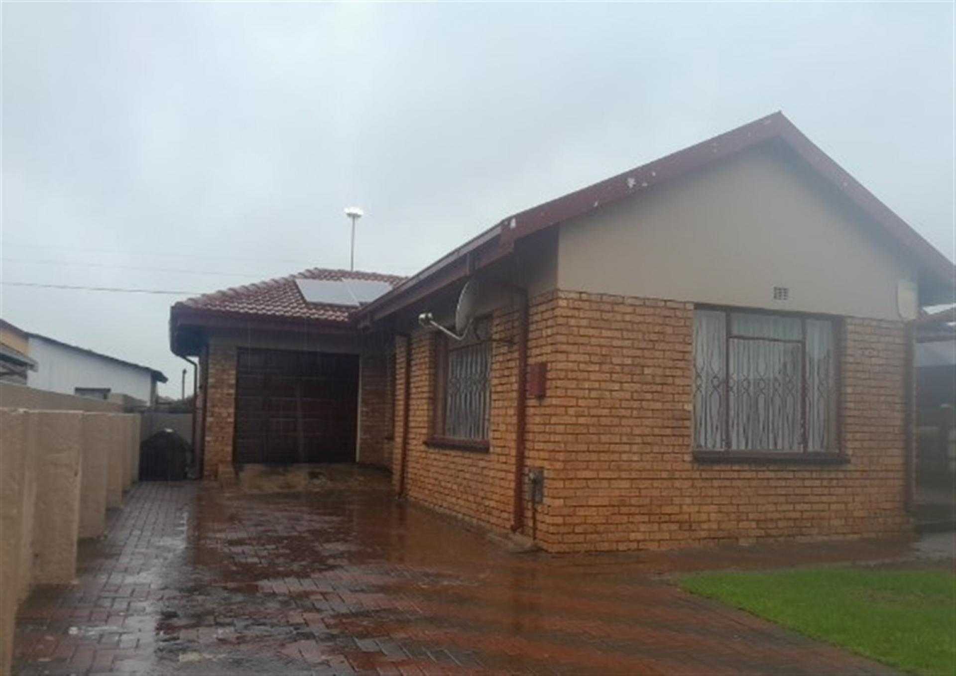 Front View of property in Kwa-Guqa
