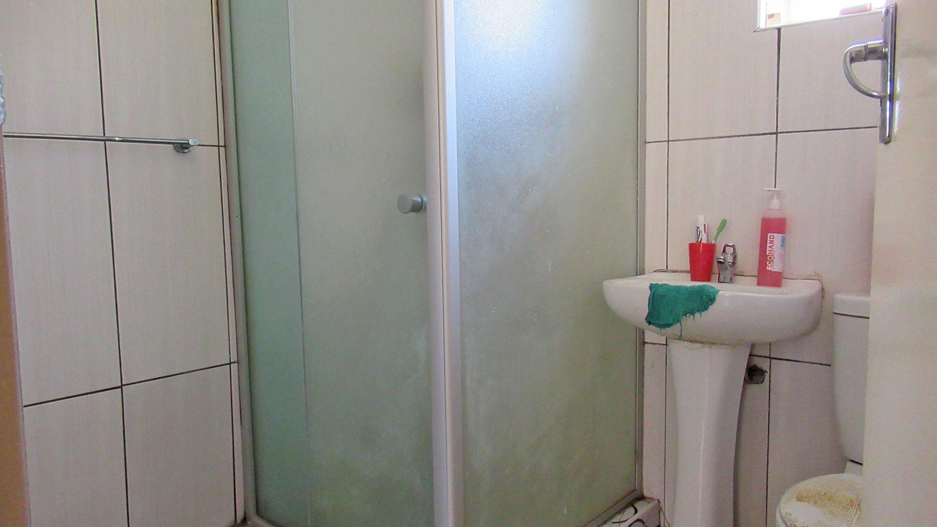 Bathroom 1 - 5 square meters of property in Watervalspruit