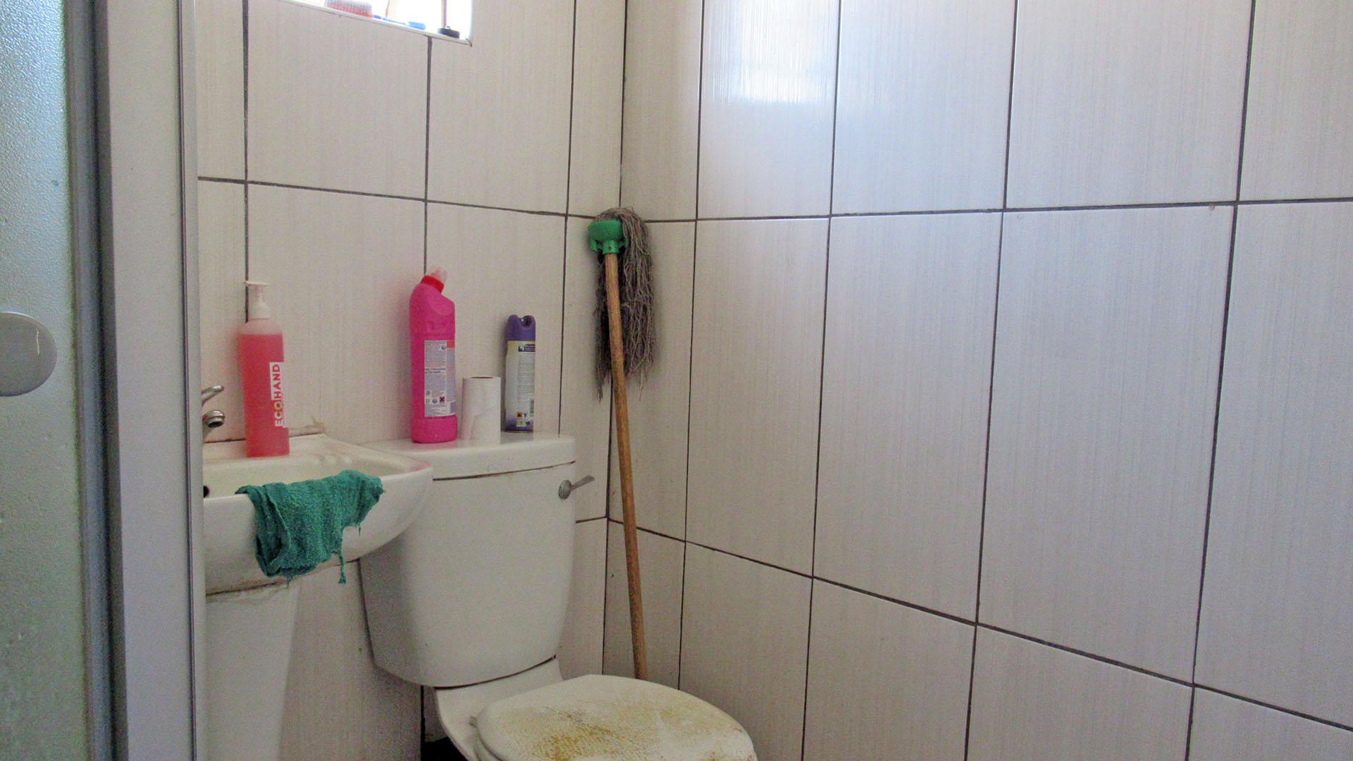 Bathroom 1 - 5 square meters of property in Watervalspruit