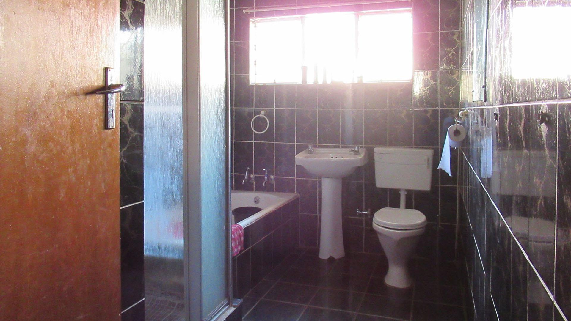Bathroom 1 - 7 square meters of property in Randgate