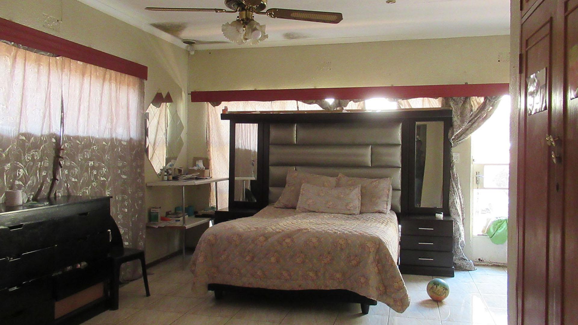 Main Bedroom - 32 square meters of property in Randgate