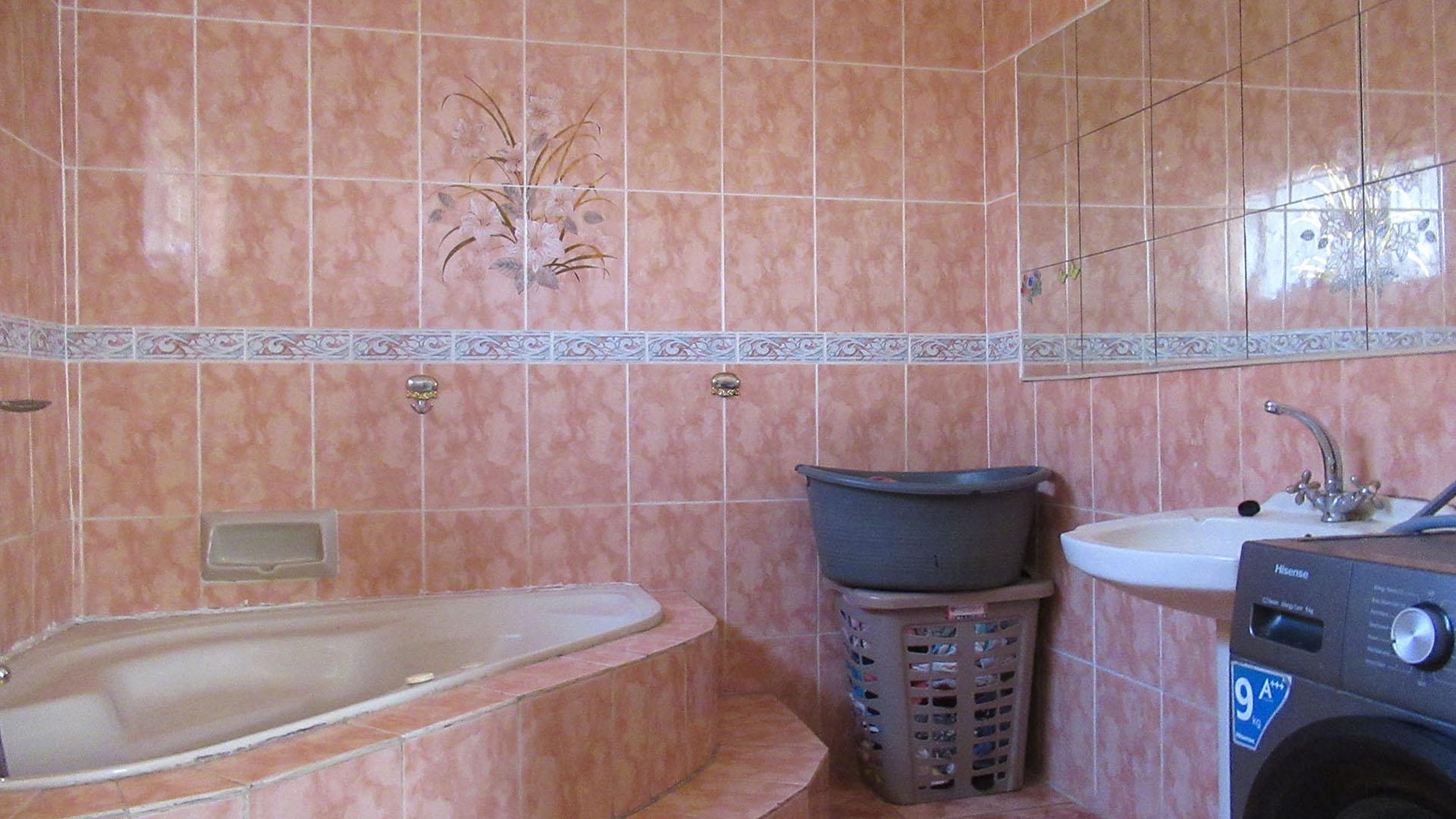Main Bathroom - 9 square meters of property in Randgate