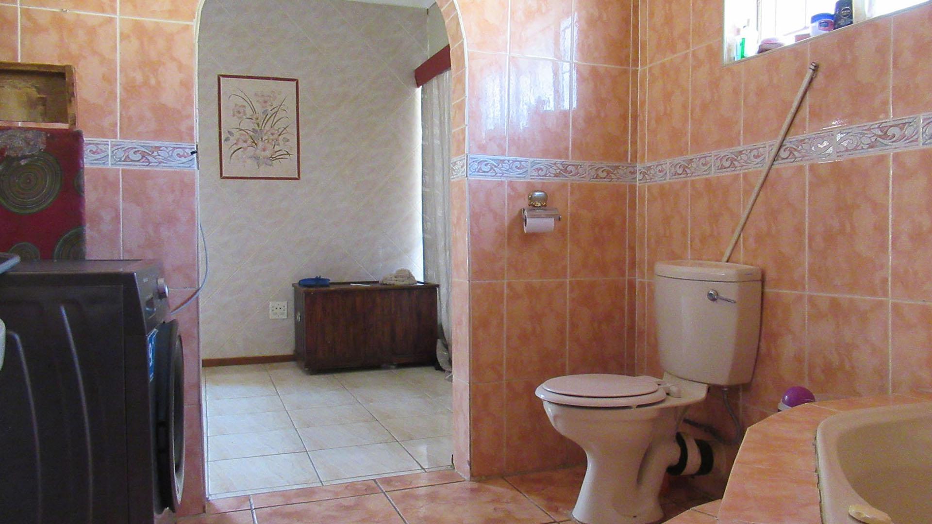 Main Bathroom - 9 square meters of property in Randgate