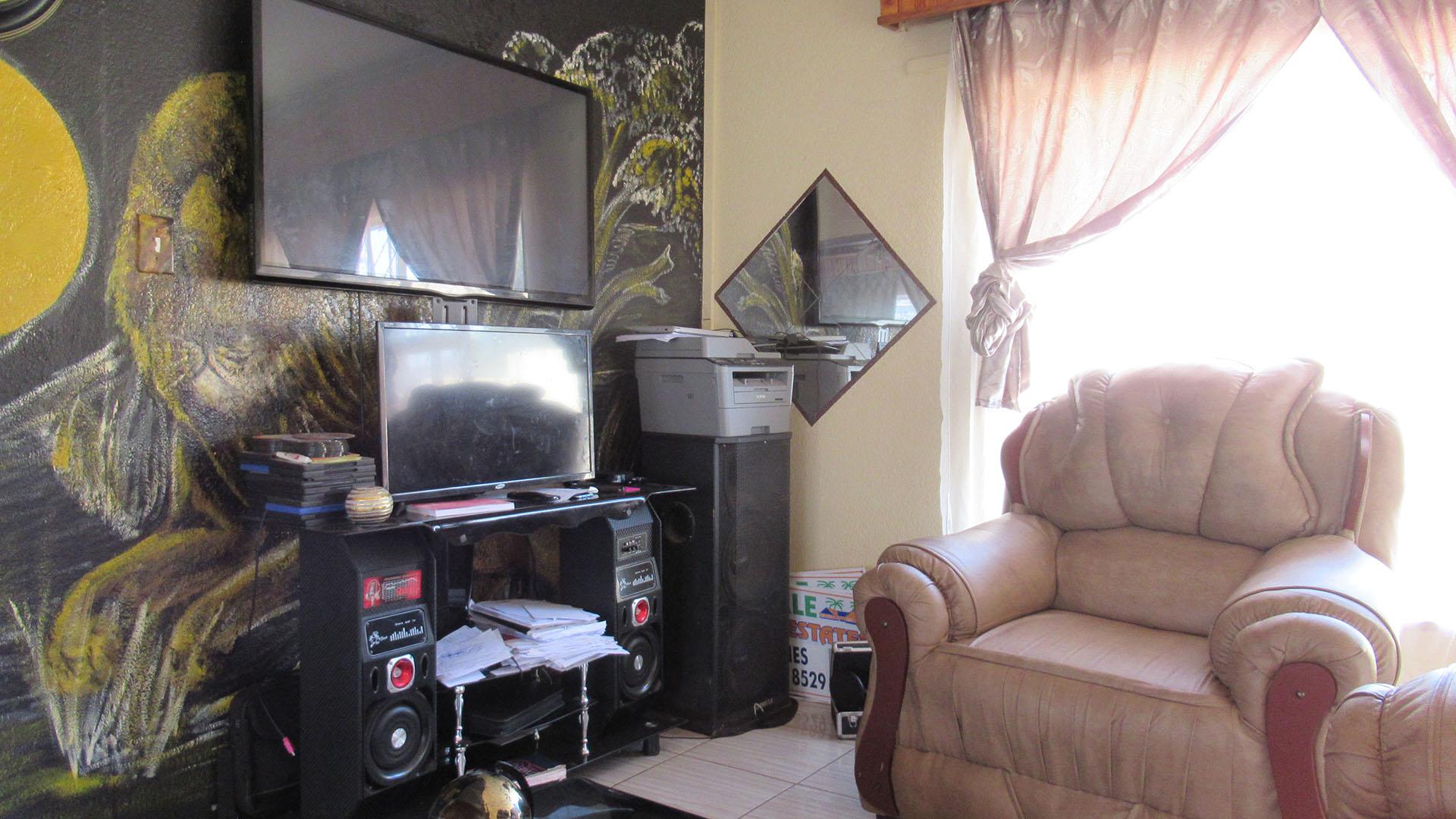 Lounges - 50 square meters of property in Randgate