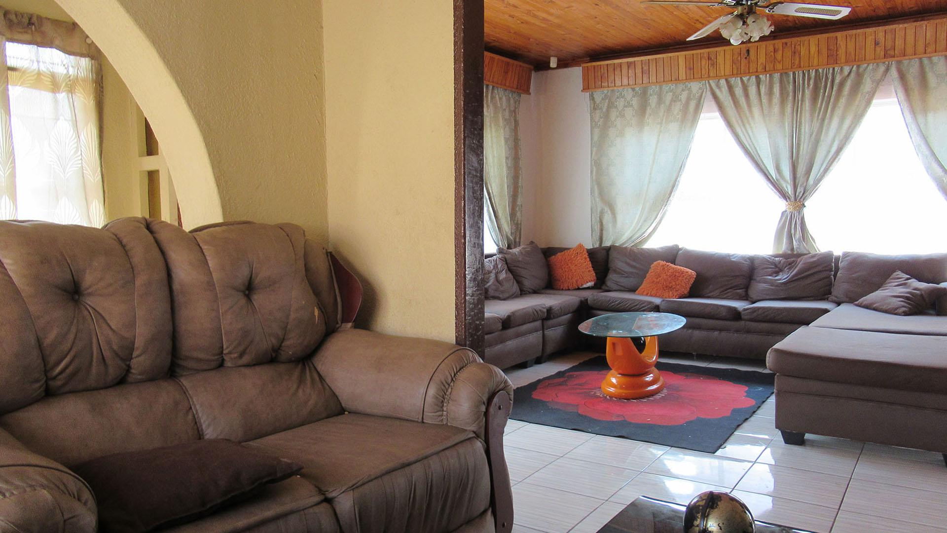 Lounges - 50 square meters of property in Randgate