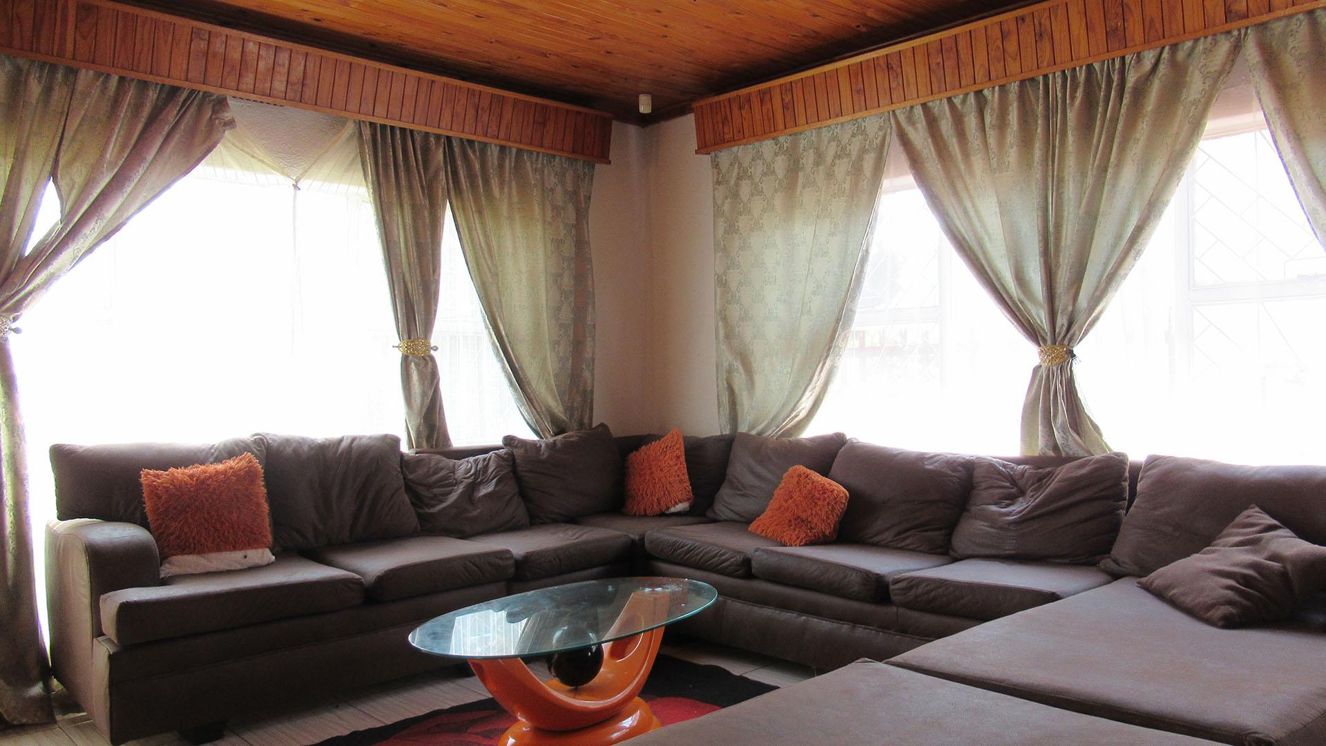 Lounges - 50 square meters of property in Randgate