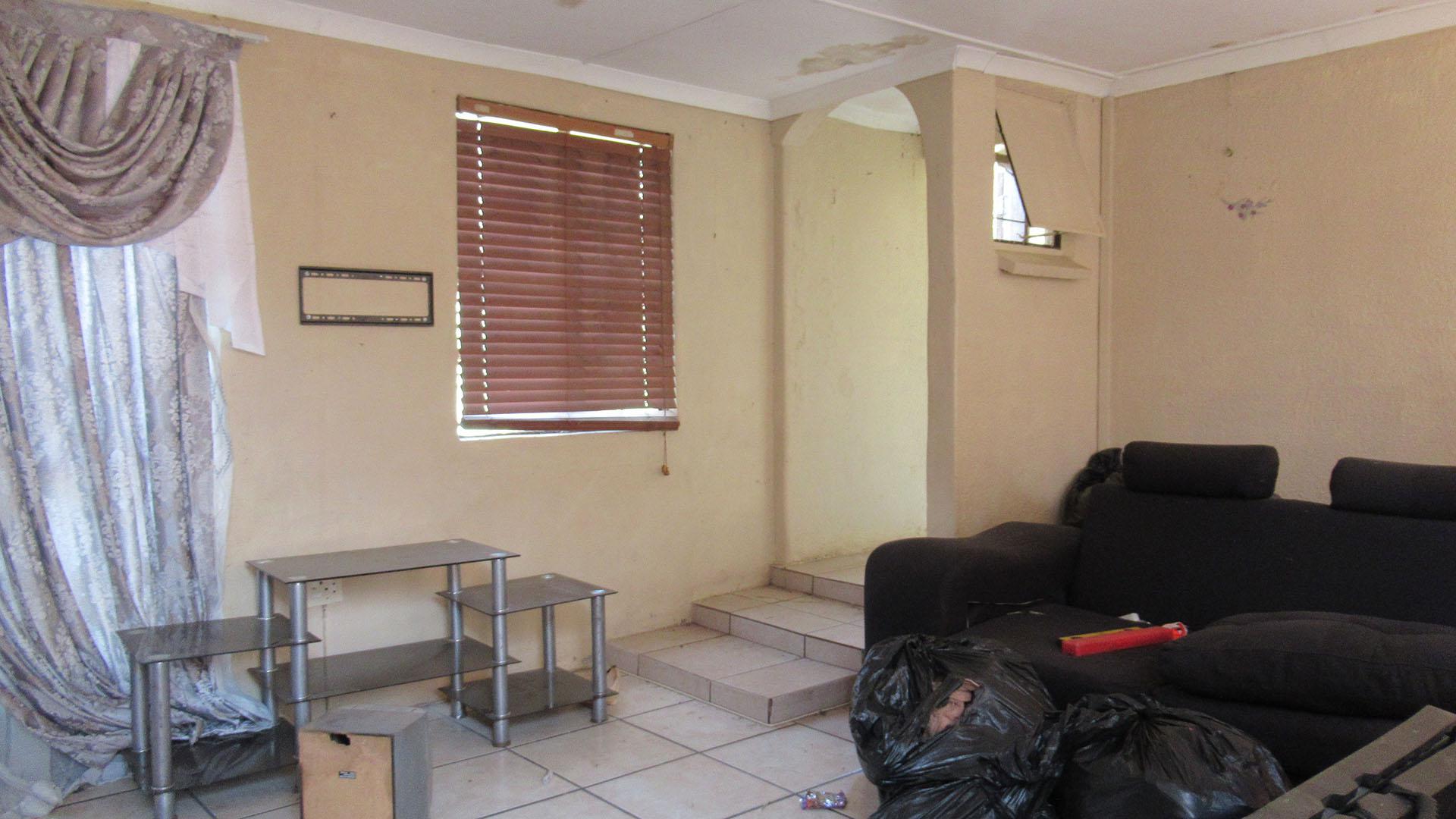 Lounges - 50 square meters of property in Randgate