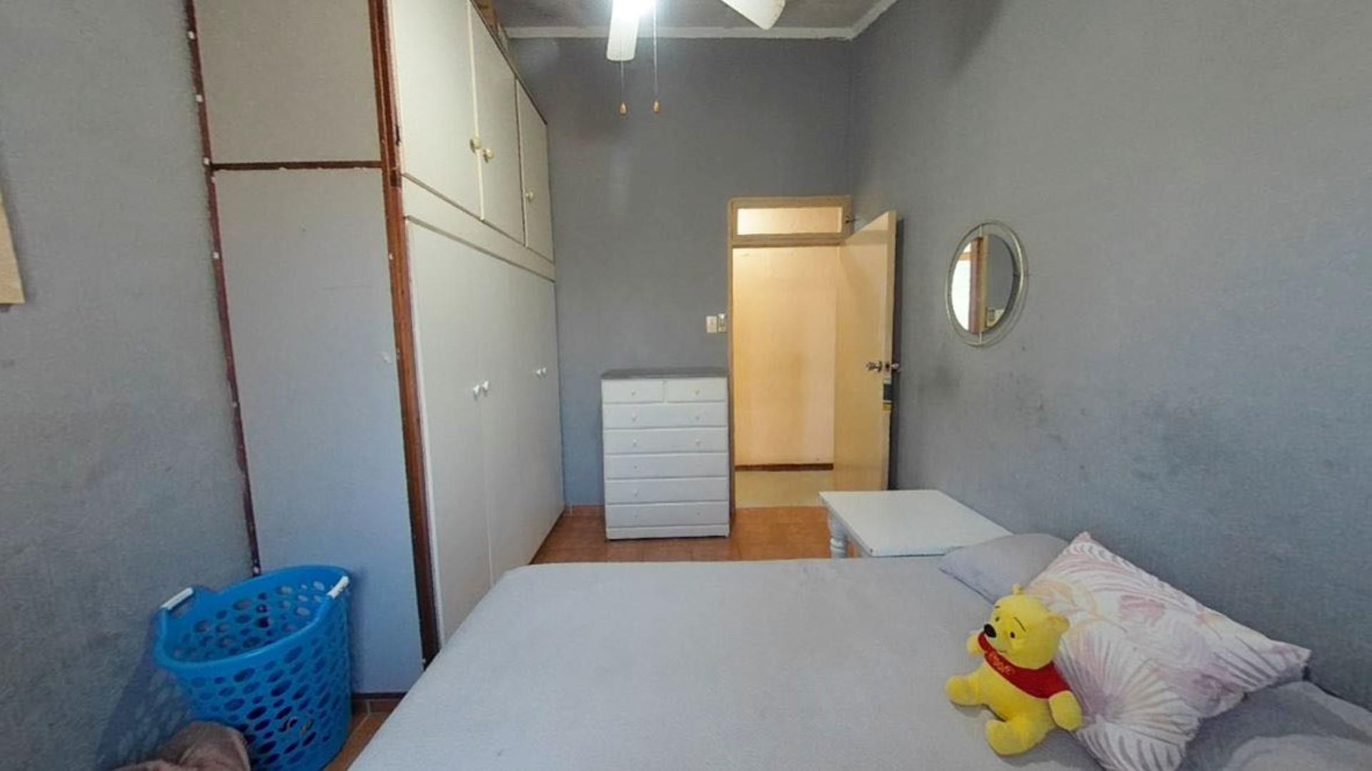 Bed Room 1 - 12 square meters of property in Newlands East