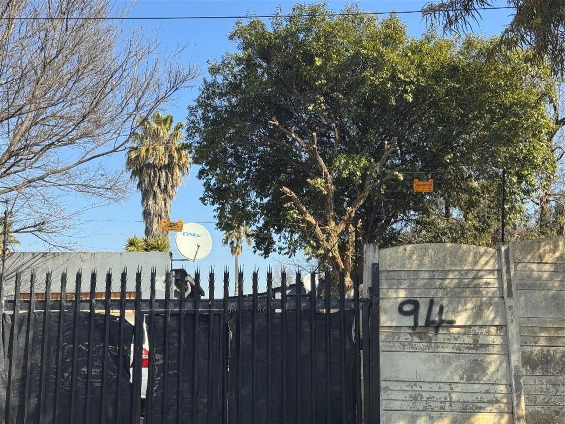 Front View of property in Primrose