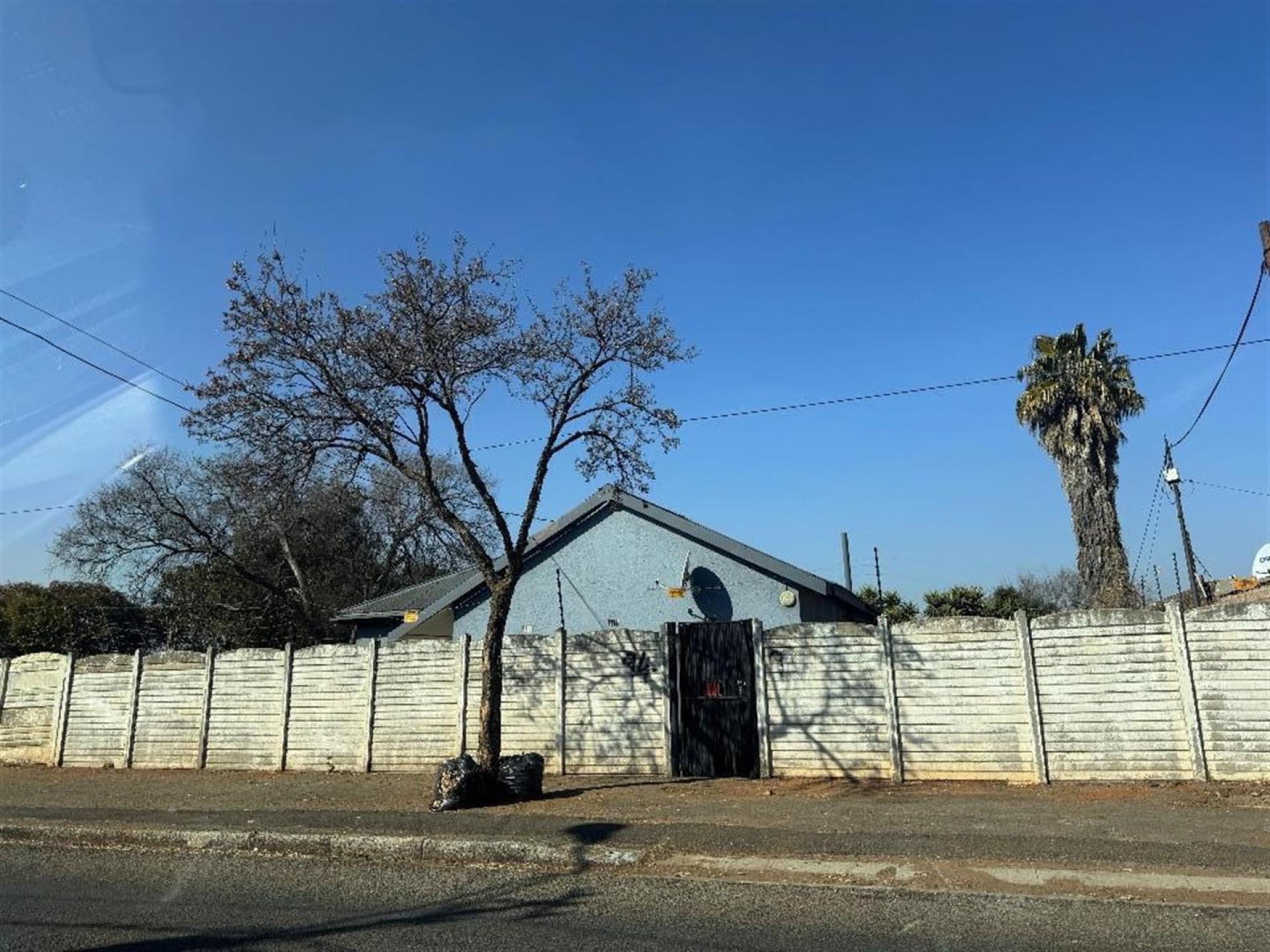 Front View of property in Primrose