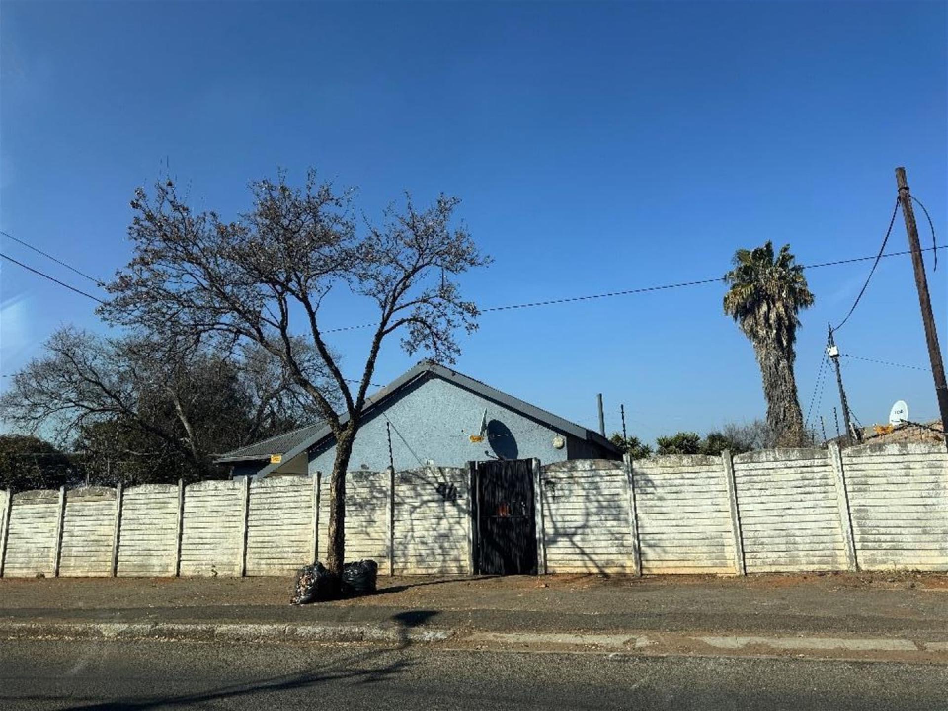 Front View of property in Primrose