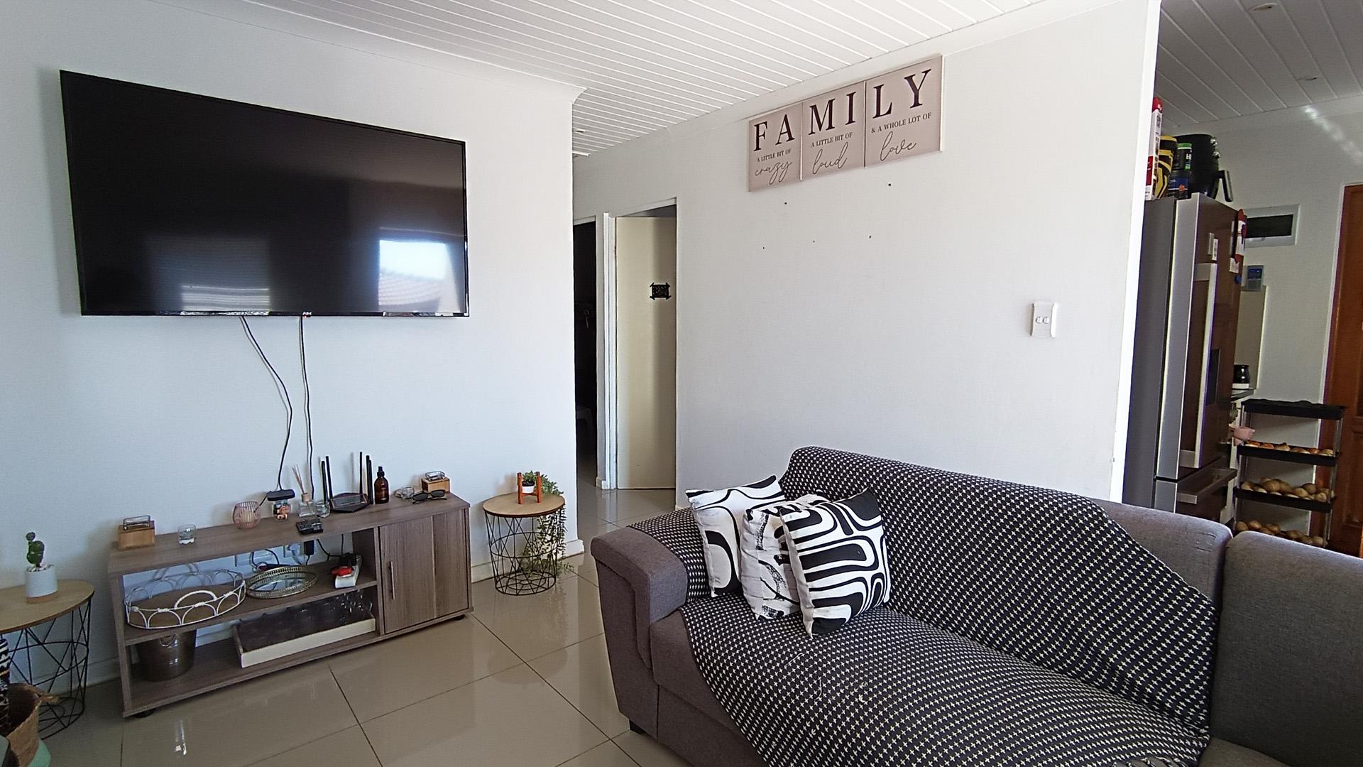 Lounges - 11 square meters of property in Paarl