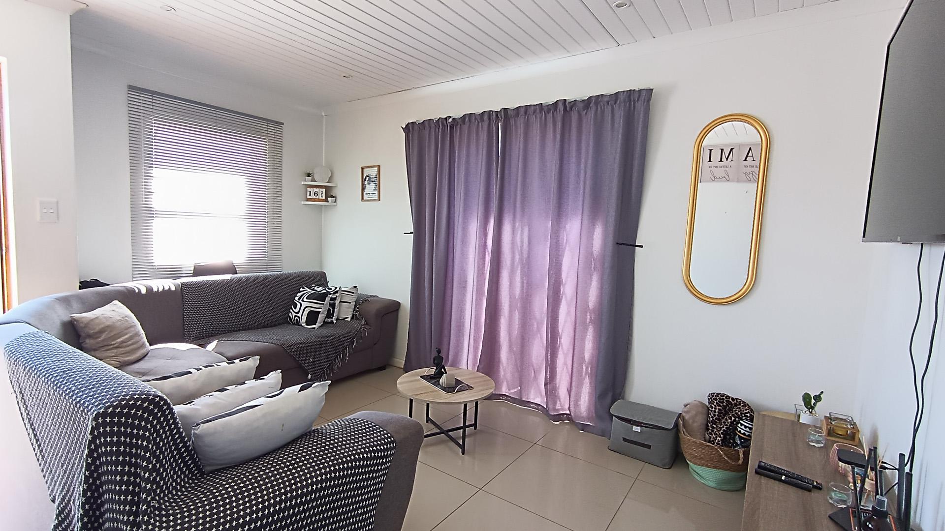 Lounges - 11 square meters of property in Paarl