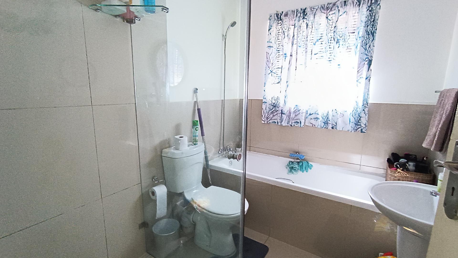 Bathroom 1 - 5 square meters of property in Paarl