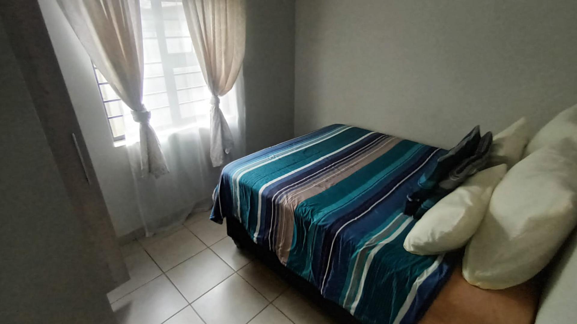 Bed Room 1 of property in Protea Glen