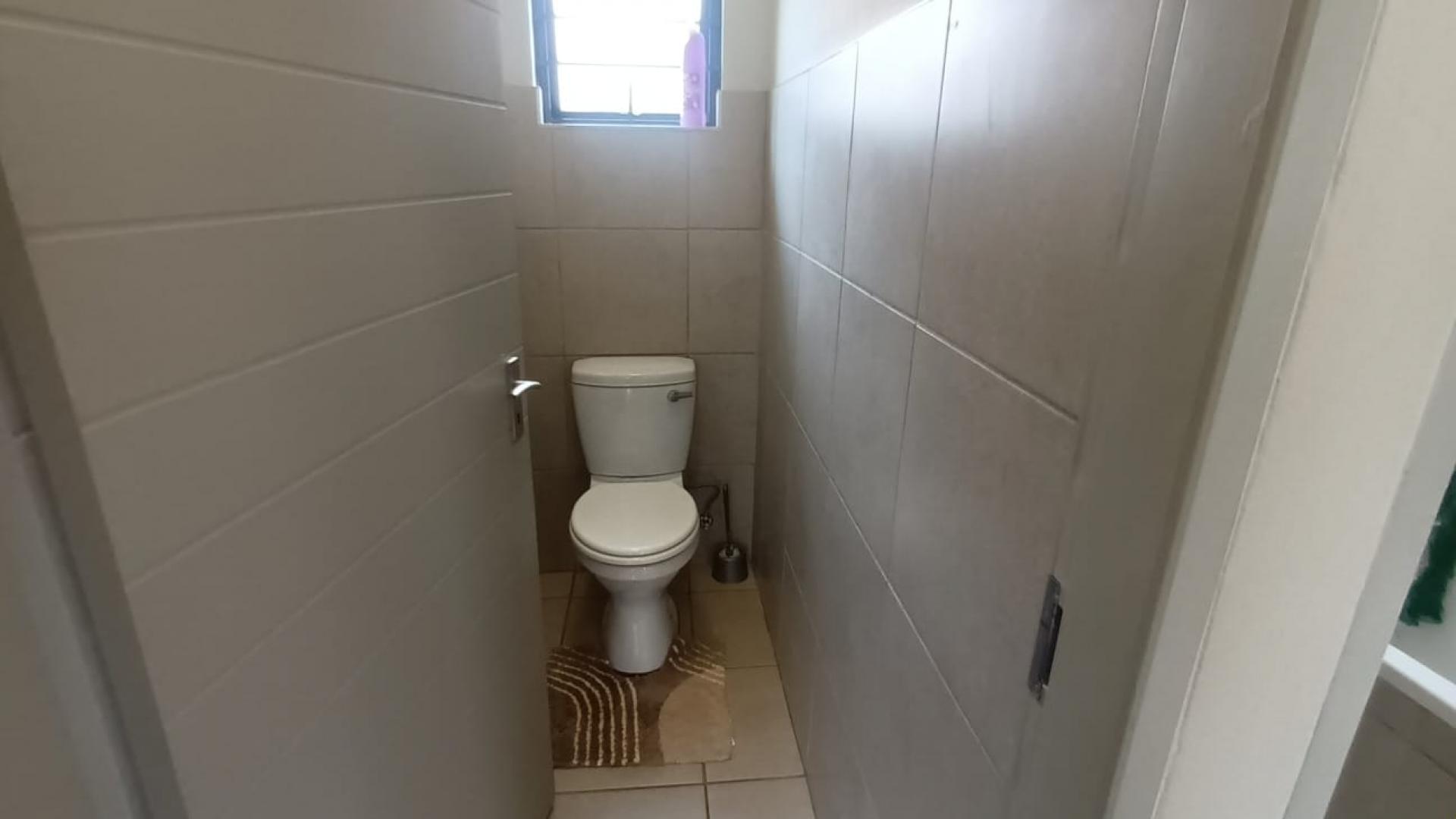 Bathroom 1 of property in Protea Glen