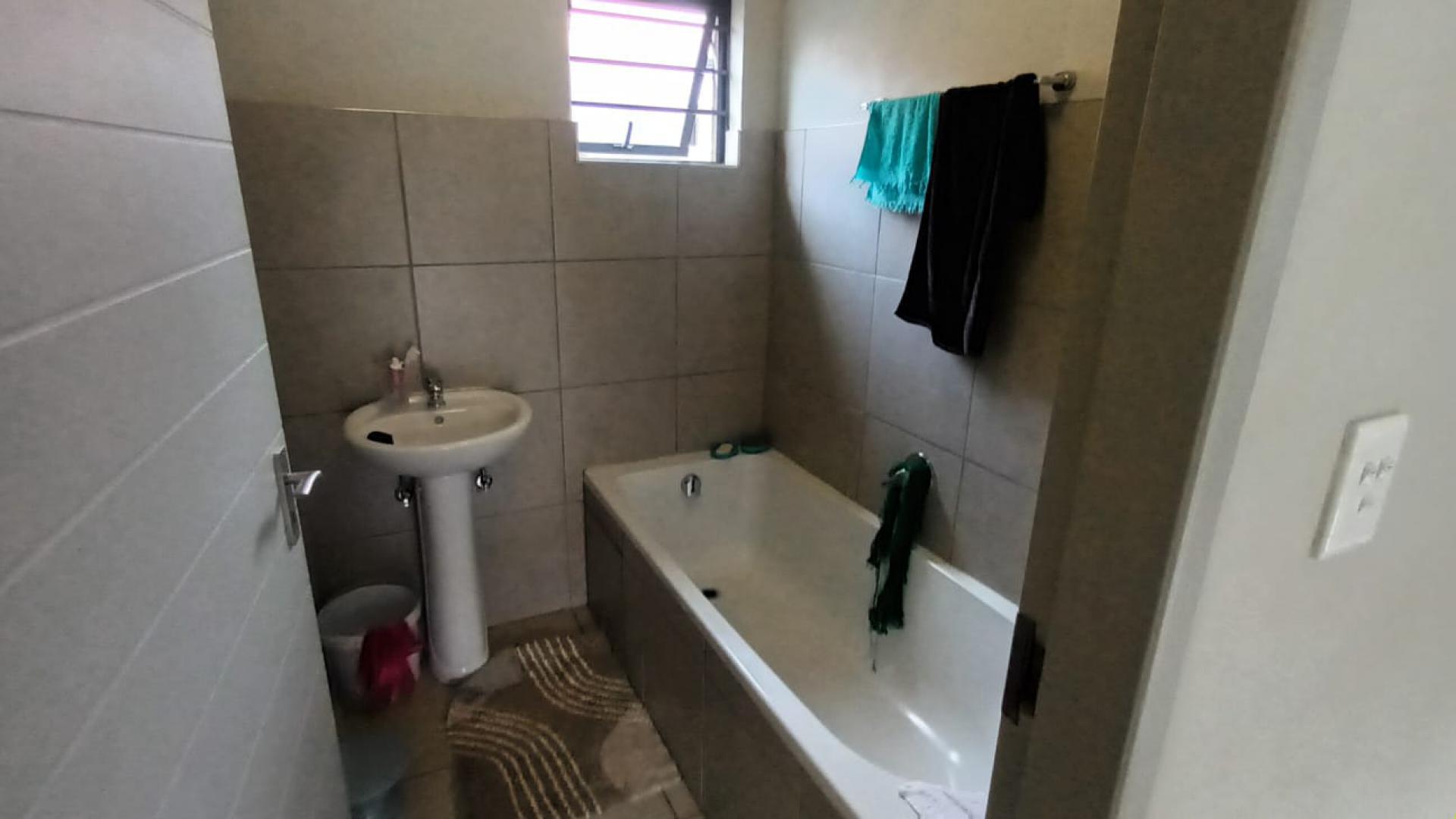 Bathroom 1 of property in Protea Glen