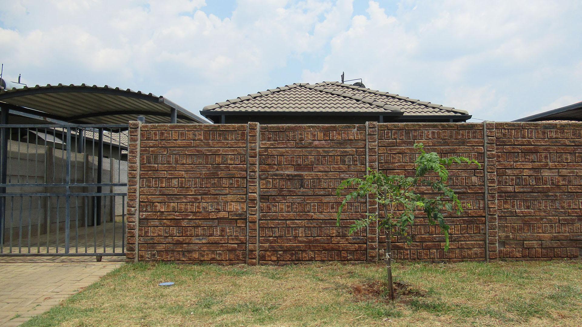 Front View of property in Protea Glen
